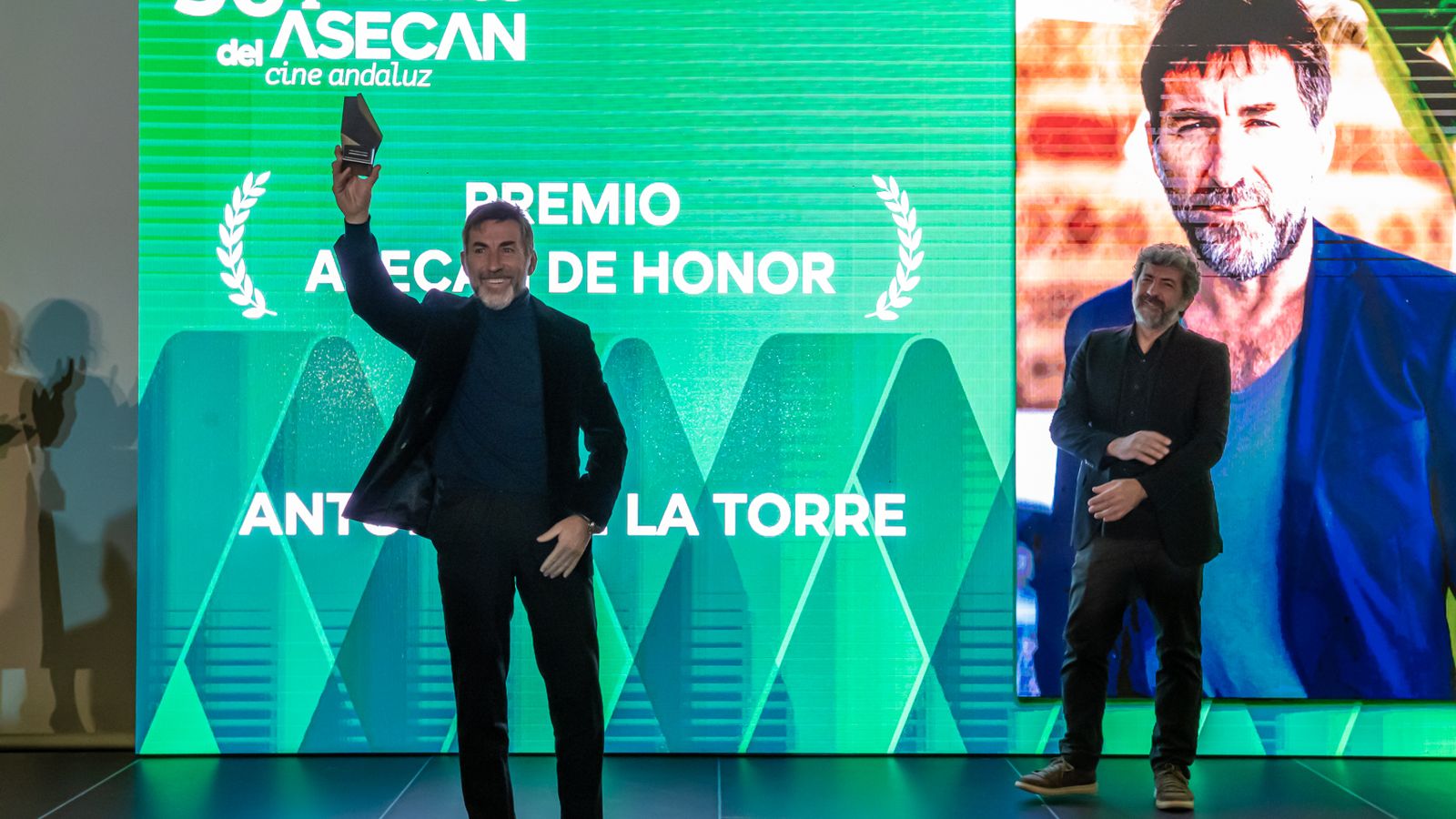 Antonio de la Torre, con su Premio Asecan de Honor, entregado por Alberto Rodríguez.