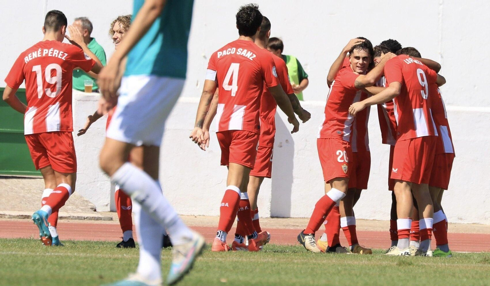 Los rojiblancos celebran el tanto de la victoria de Joan en su visita al Villanovense del pasado domingo. Los rojiblancos celebran el tanto de la victoria de Joan en su visita al Villanovense del pasado domingo.