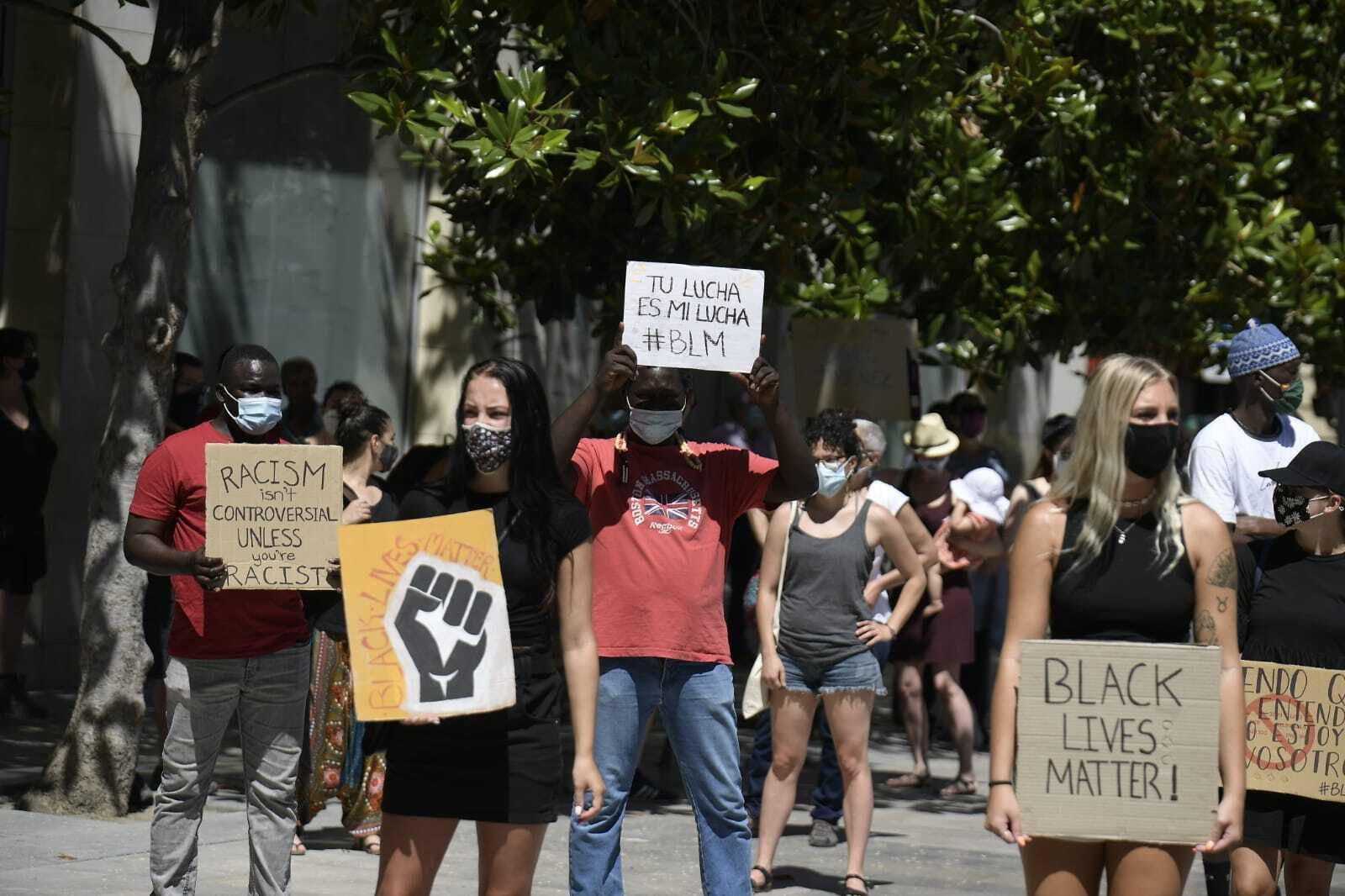 "Ningún ser humano en ilegal": fotos de la manifestación contra el racismo en Granada