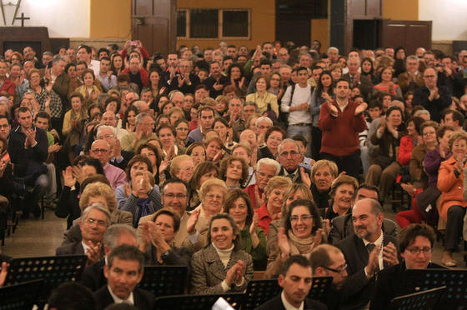 Arcángel, Argentina y Pepe 'El Marismeño' cantan la disertación del jefe de Cultura de 'Huelva Información', Eduardo Sugrañes. / Alberto Domínguez