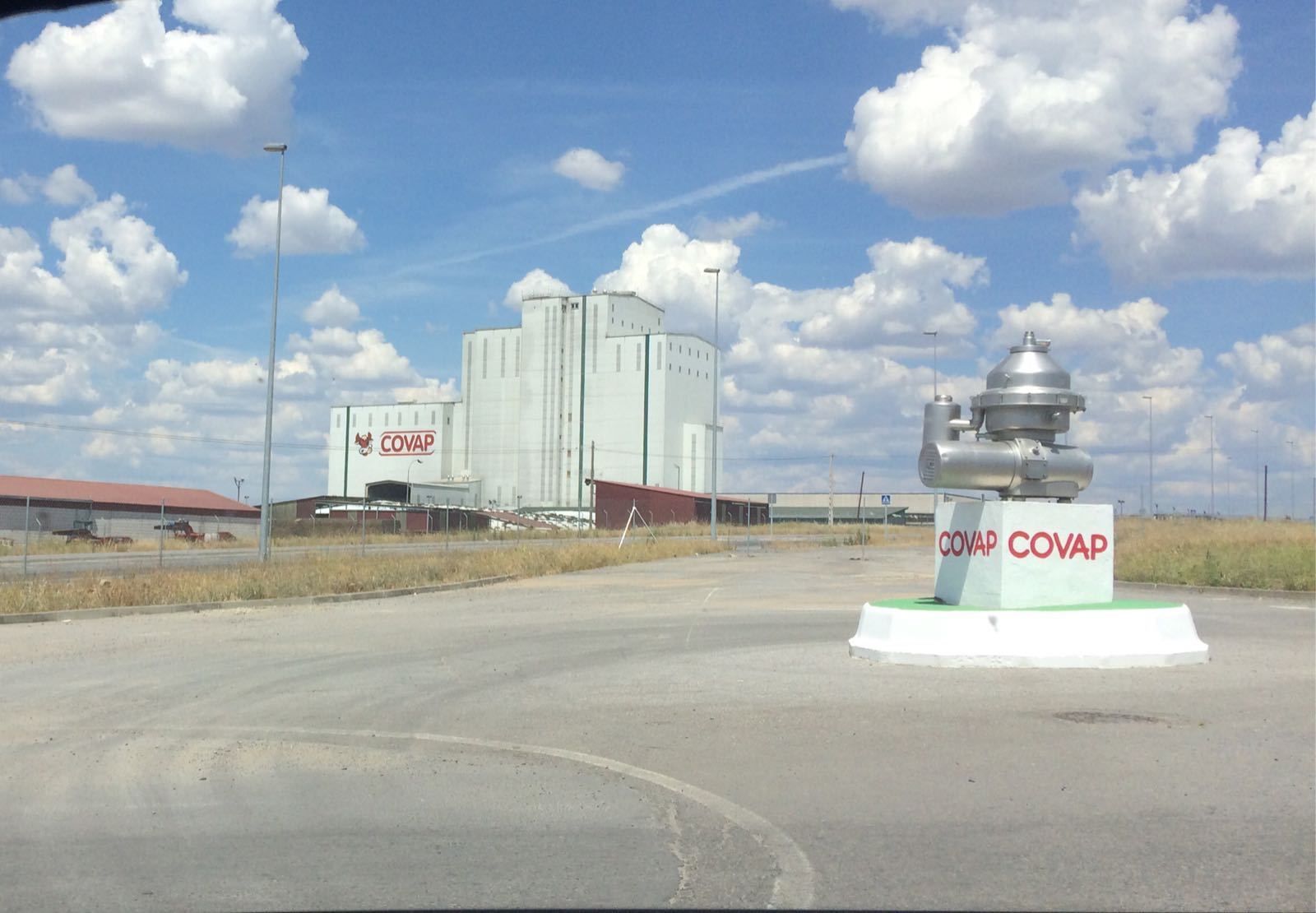 Exterior de las instalaciones de la cooperativa de Los Pedroches.