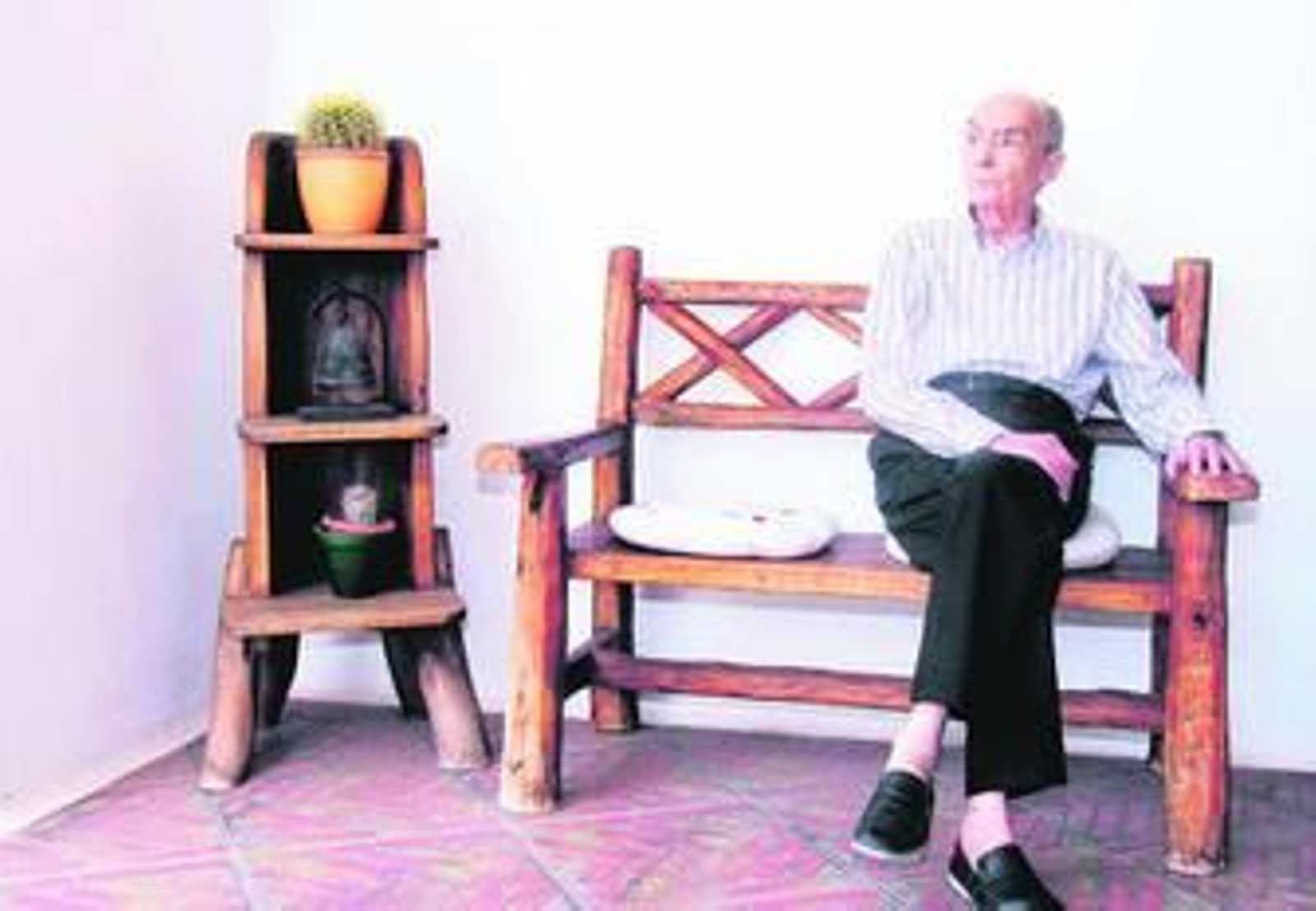 El escritor, en su casa de Lanzarote, en agosto de 2009, año que publicó su última novela, 'Caín'.