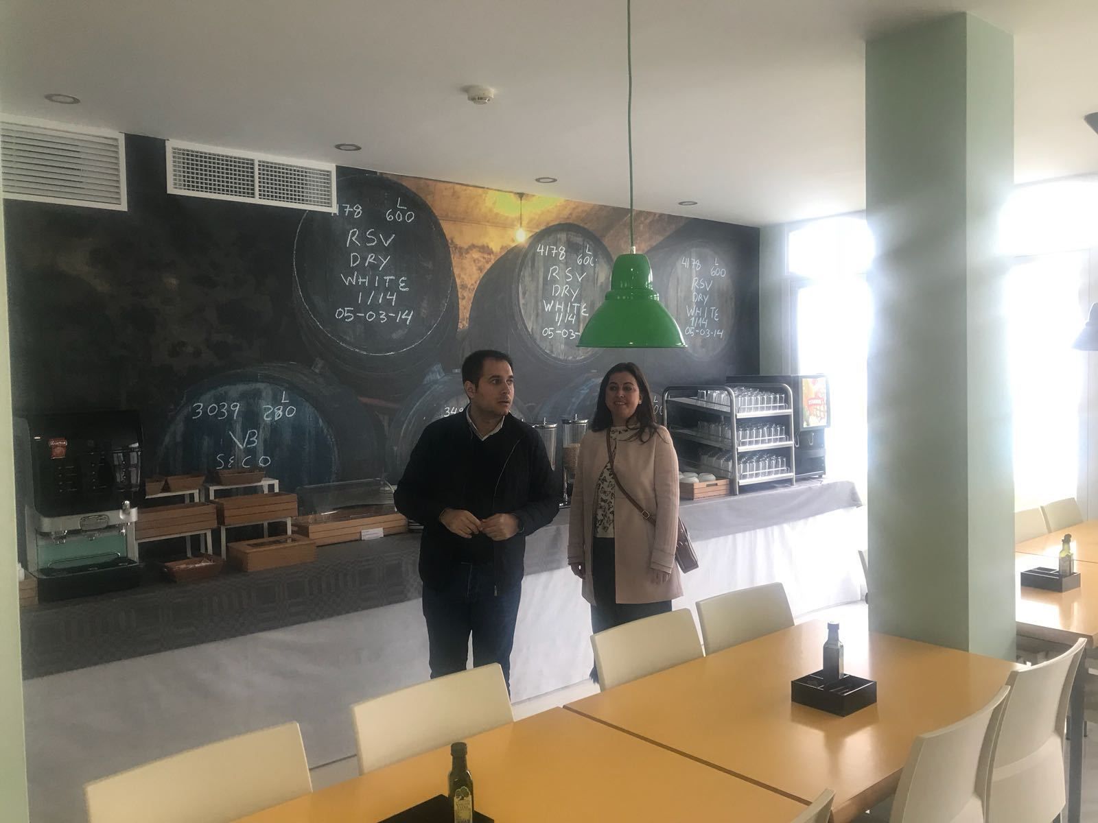 Francisco Pizarro, director del IAJ, presentó el programa de campamentos en el albergue juvenil de Jerez.