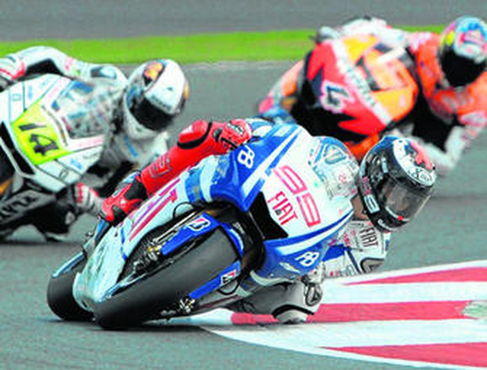 Lorenzo encabeza la carrera en las primeras vueltas, seguido de De Puniet y Dovizioso.