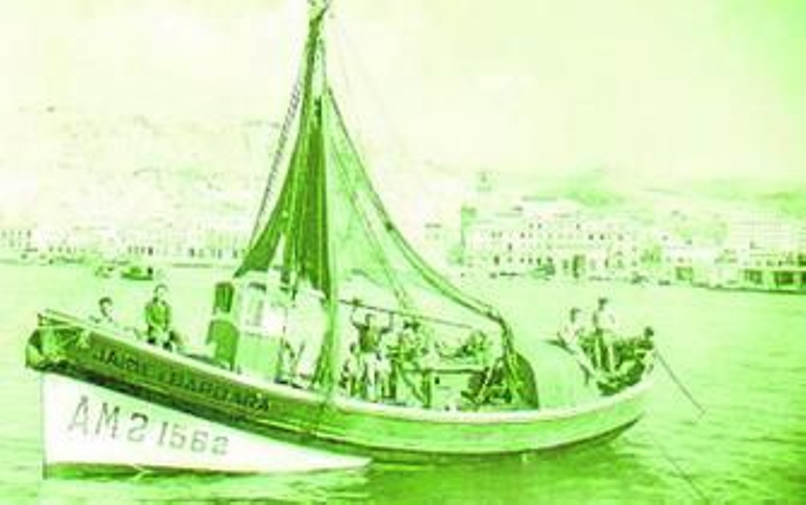 La embarcación Bárbara y Jaime, junto al Puerto de Almería, en uno de los duros días de trabajo en el mar.