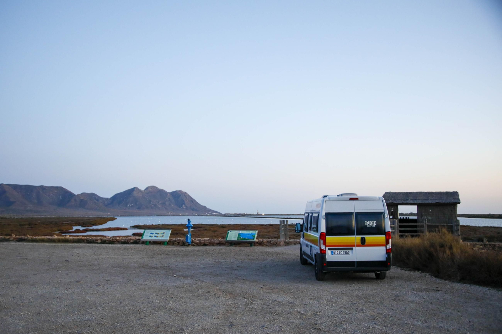 Autocaravanas estacionadas en la playa de Cabo de Gata, en imágenes