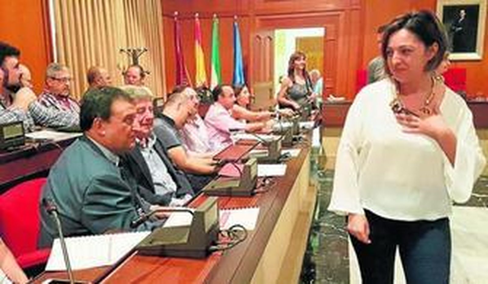 La alcaldesa conversa con algunos de los integrantes de los grupos de trabajo.