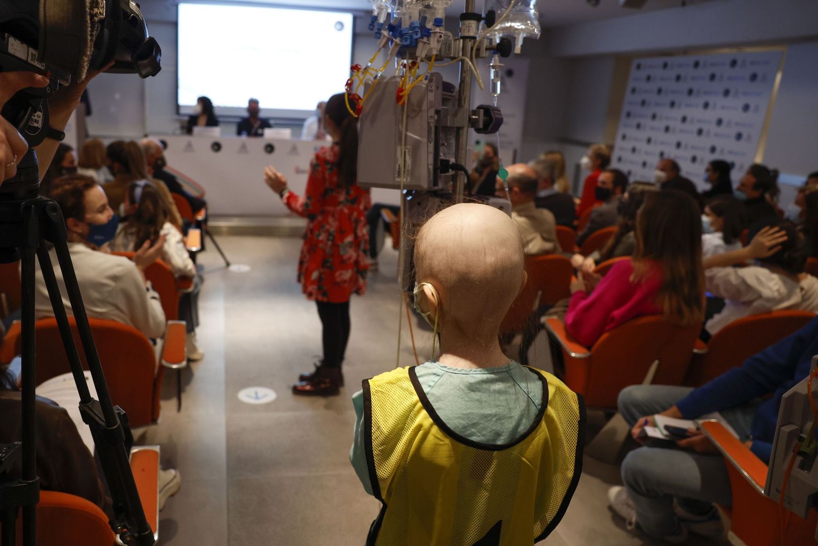 Un niño bajo tratamiento atiende una actividad pública.