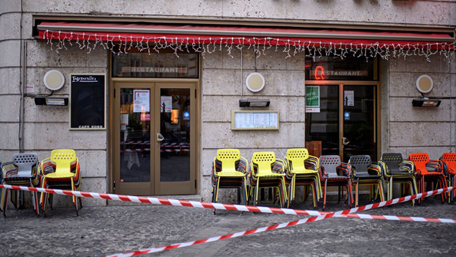 Un café de Viena, cerrado en el primer día del nuevo confinamiento.