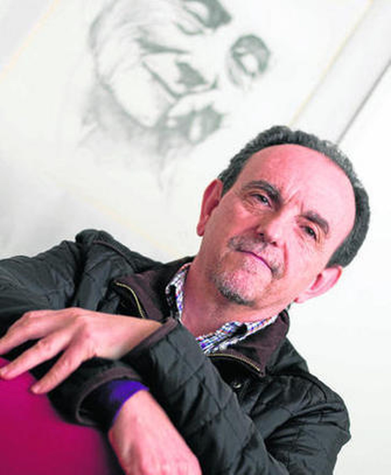 Rafael Rodríguez posa en un despacho de la sede de Izquierda Unida con un retrato de La Pasionaria al fondo.