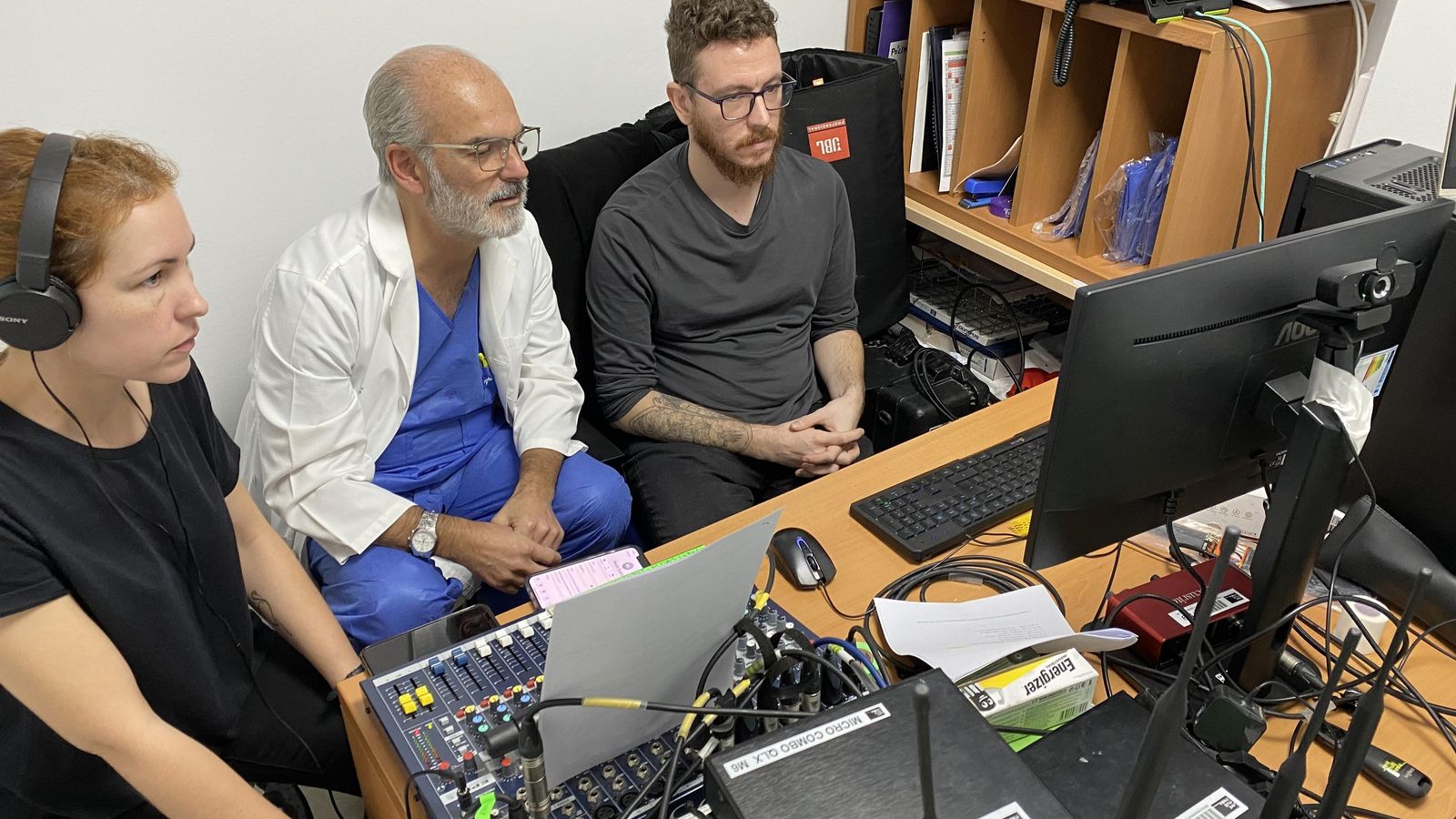 El doctor Manuel Rodríguez Téllez, controlando la retransmisión de los procedimientos desde el hospital.