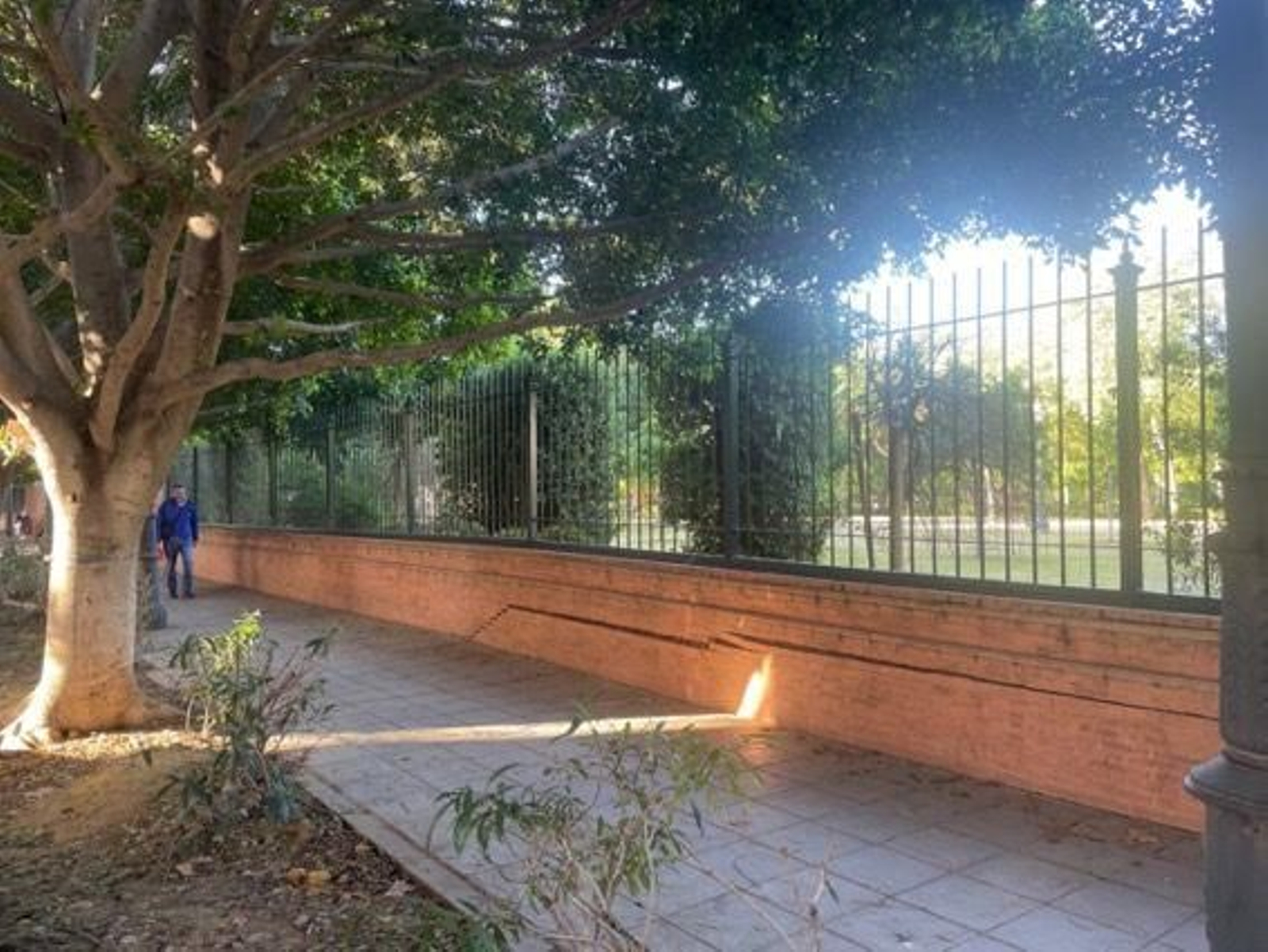 Las grietas del cerramiento de los Jardines del Prado en Diego de Riaño