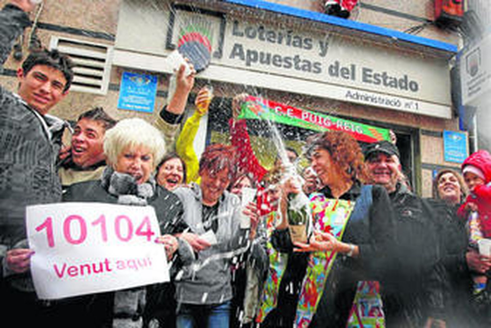 Sonia Guitat, dueña de la administración número 1 de la localidad de Puig Reig, que ha vendido gran parte de las 130 series del 10104 festeja con clientes.