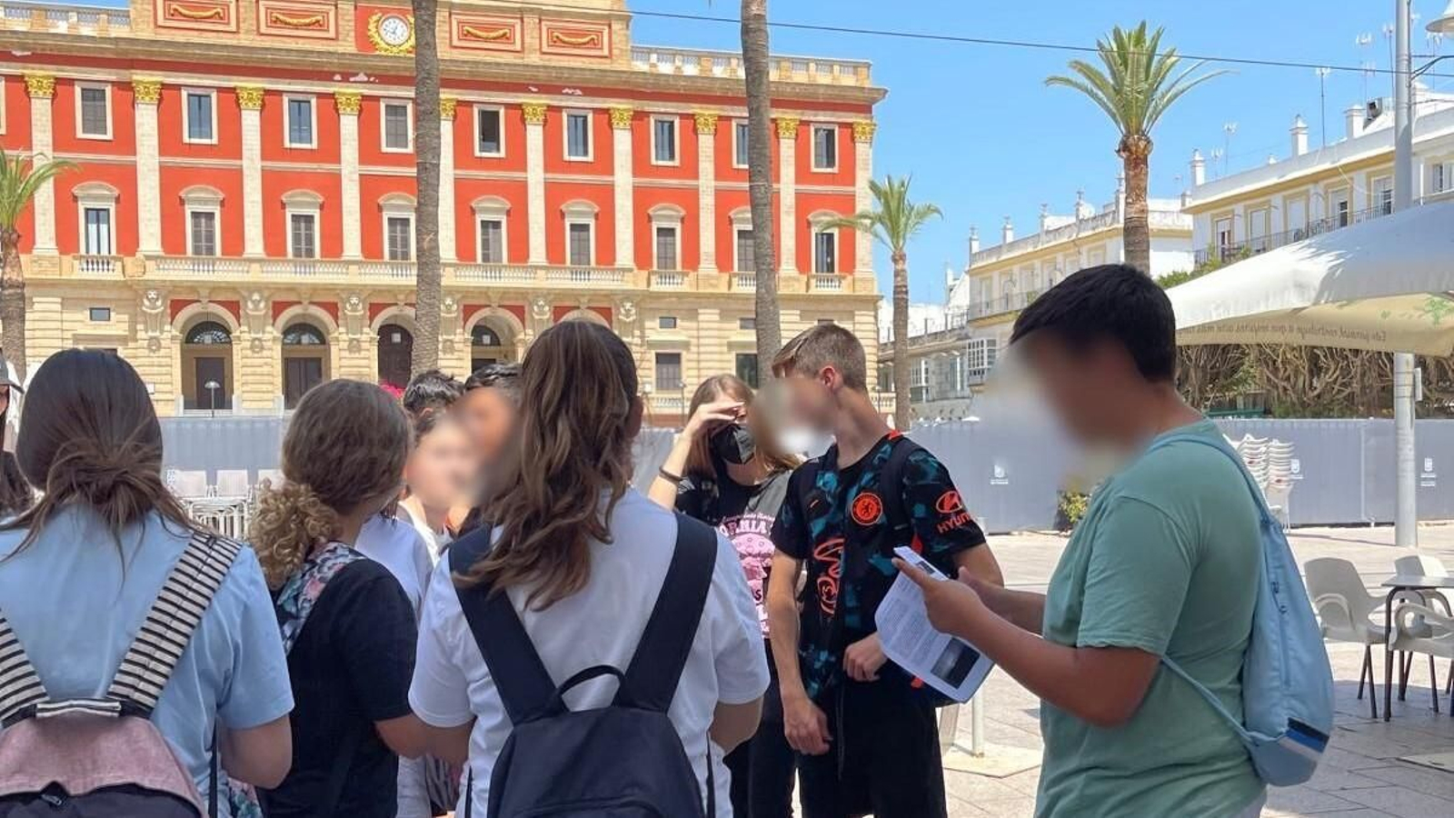 Alumnos del IES Las Salinas, durante el trabajo de campo previo para dar forma a las rutas culturales de San Fernando.