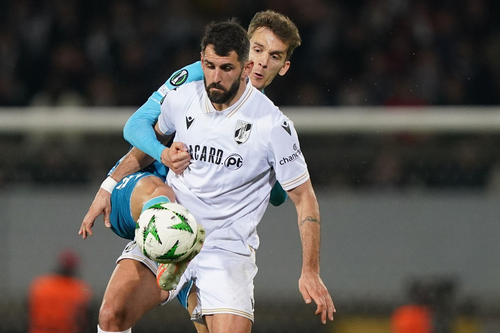 Diego Llorente le mete la pierna con fuerza a Nélson Oliveira.