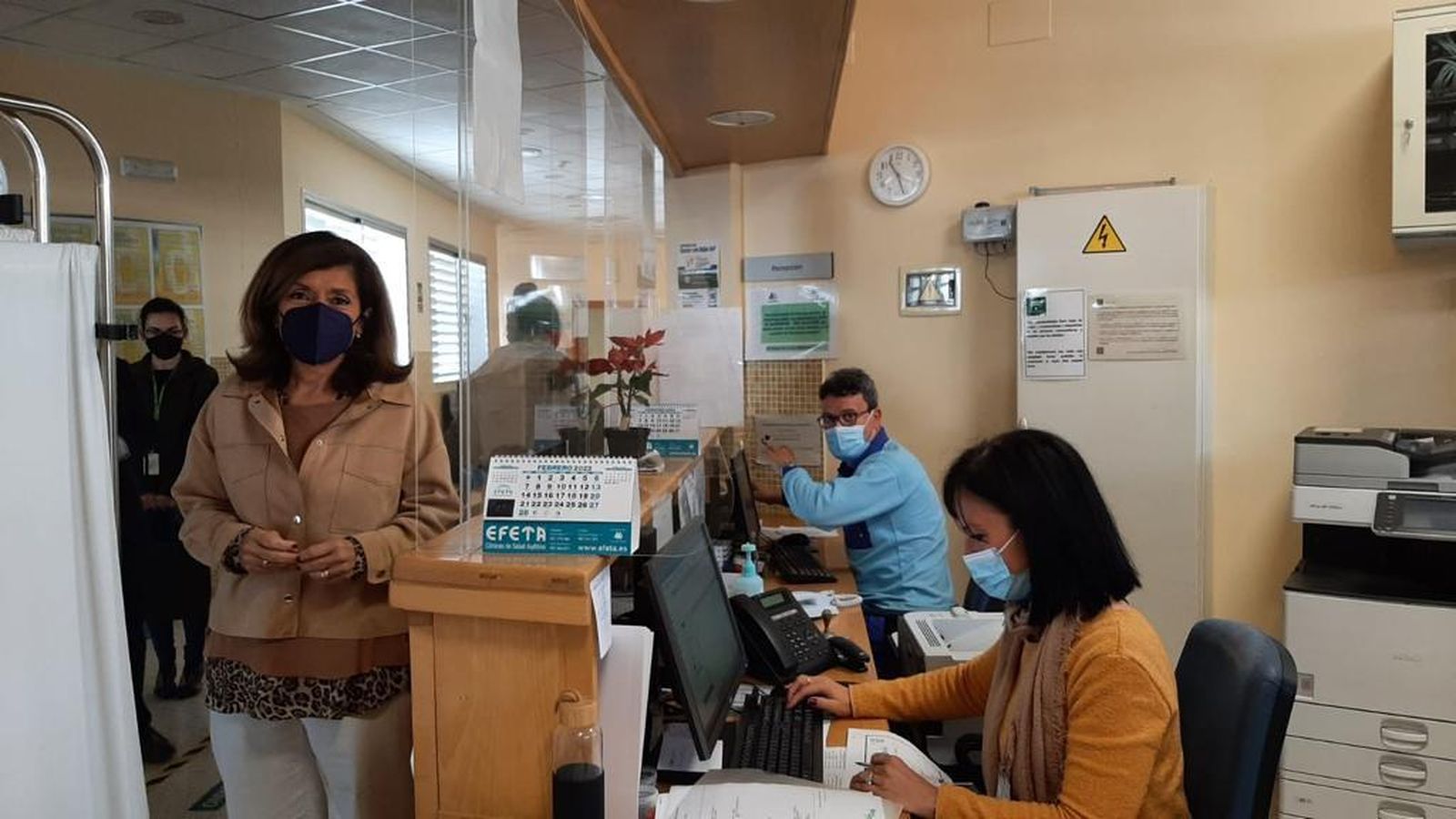 Visita de María Jesús Botella al centro de salud de Almodóvar del Río.