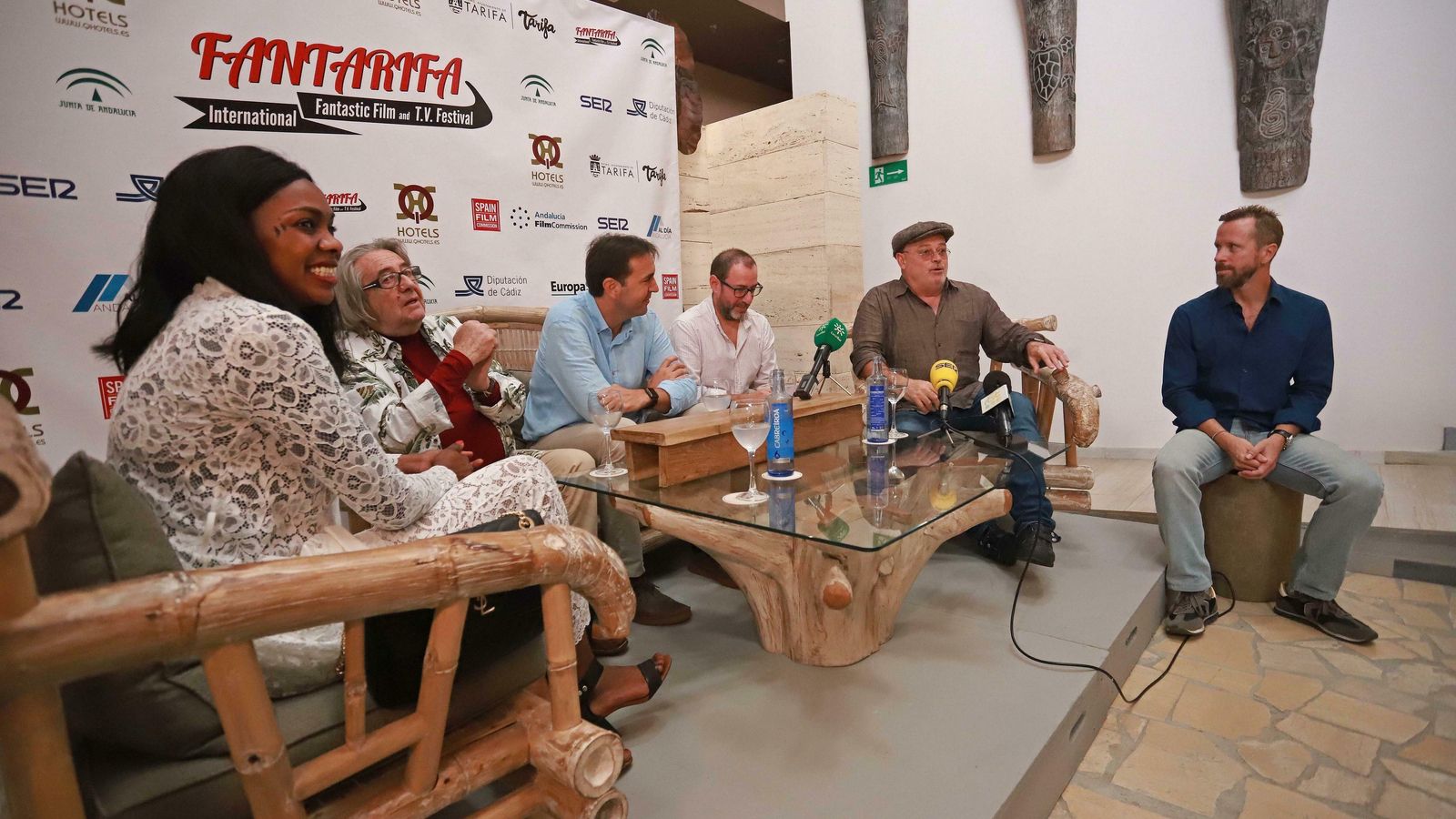 Carbonell habla junto al alcalde de Tarifa y miembros del jurado que preside.