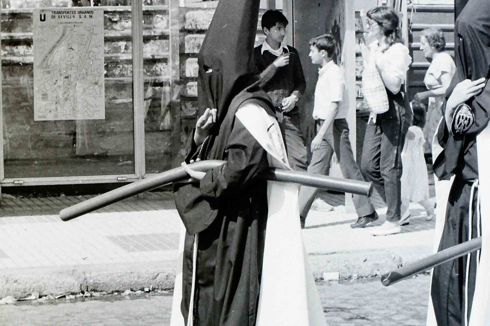 Cirios doblados por el calor en Semana Santa.