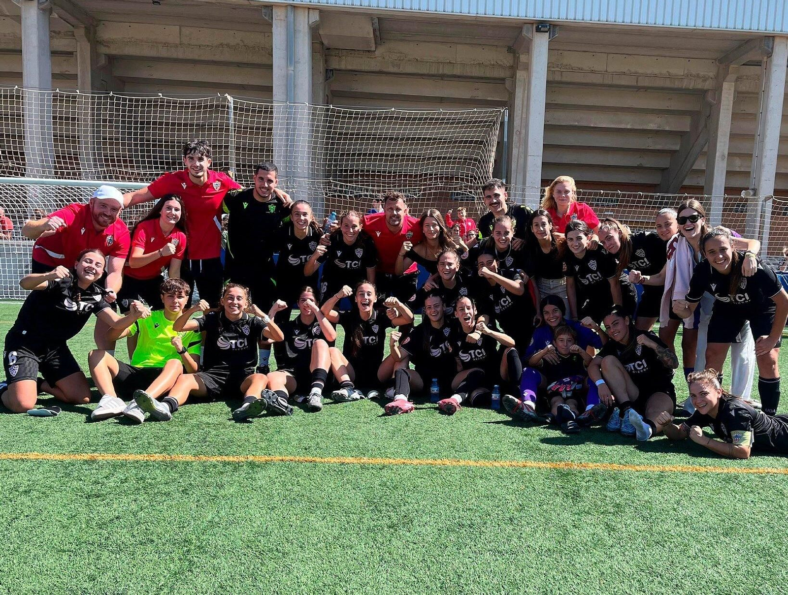 Las jugadoras del conjunto rojiblanco celebran sobre el terreno de juego su triunfo en el derbi almeriense ante el CFF Mvrgi.