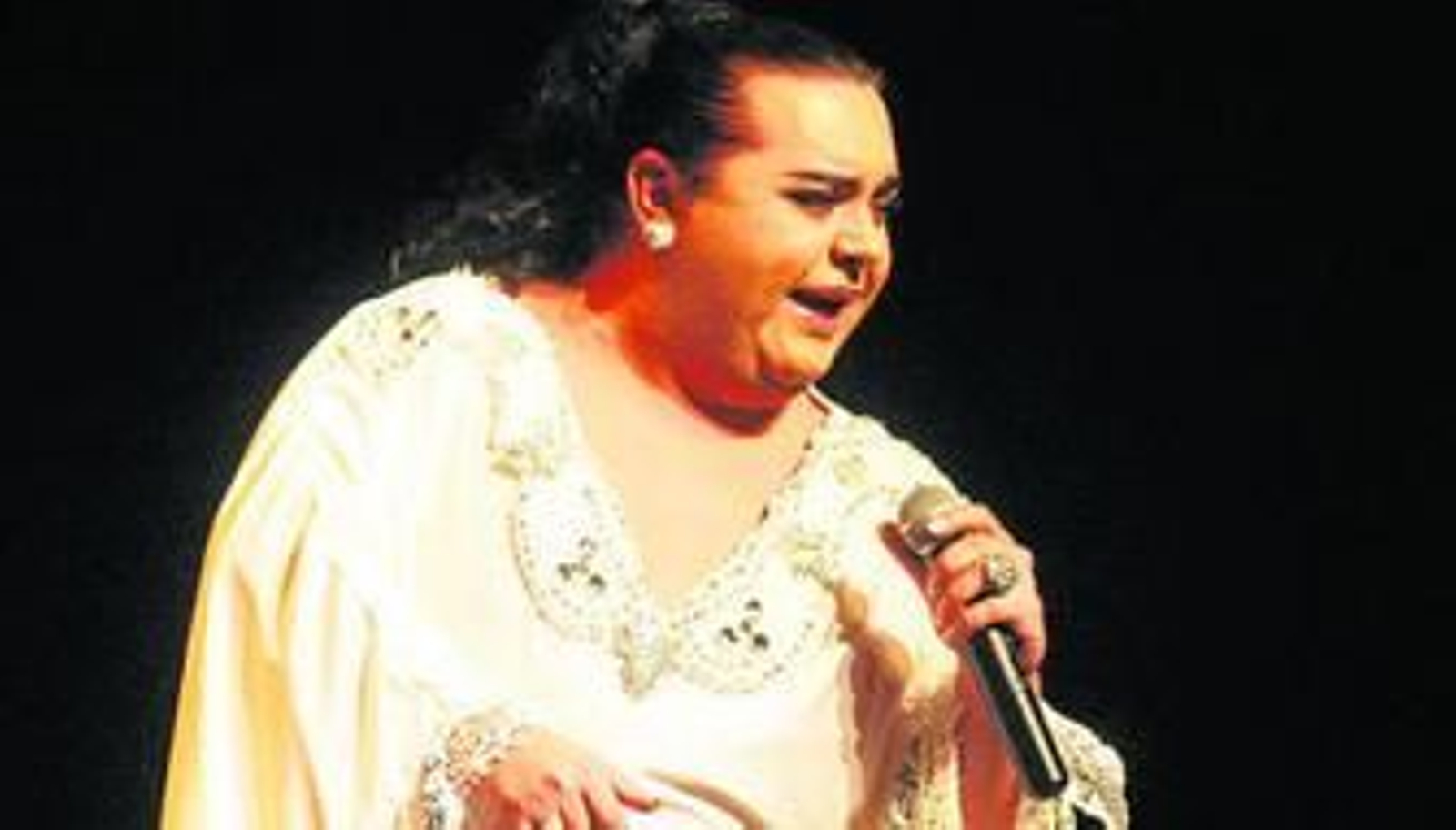 El artista sevillano interpreta una de las primeras canciones de su disco, anoche en El Florida.