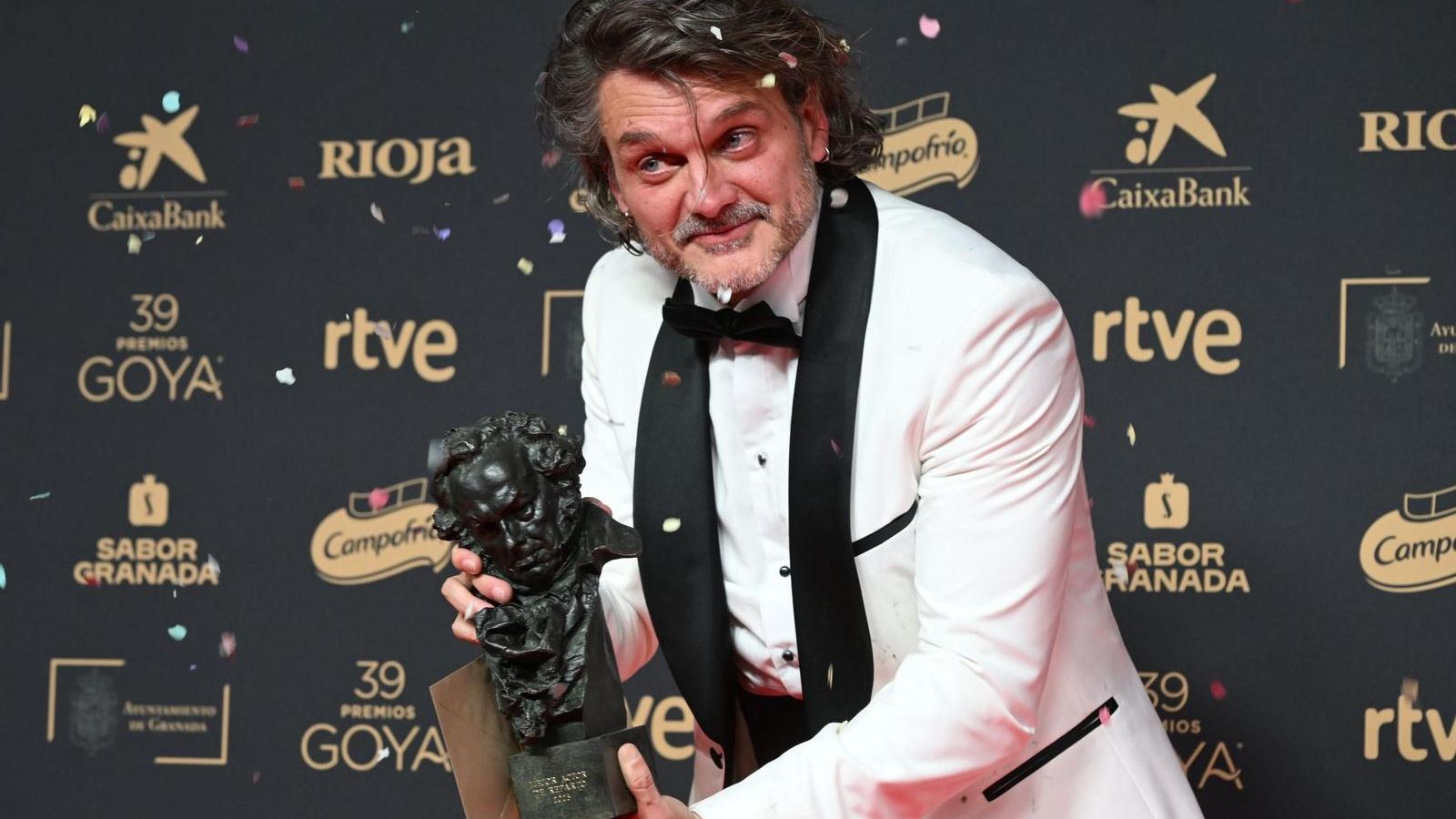 Salva Reina con su Goya por 'El 47' ante los fotógrafos en Granada