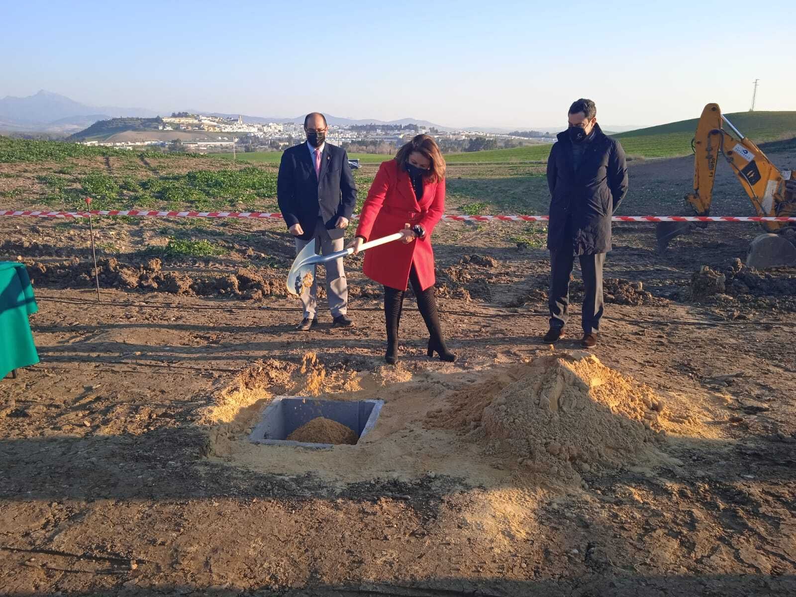La consejera Carmen Crespo, junto al presidente Juanma Moreno y el alcalde de Villamartín, Juan luis Moreles, colocando la primera piedra de la planta de compostaje de Villamartín, hace ahora un año.
