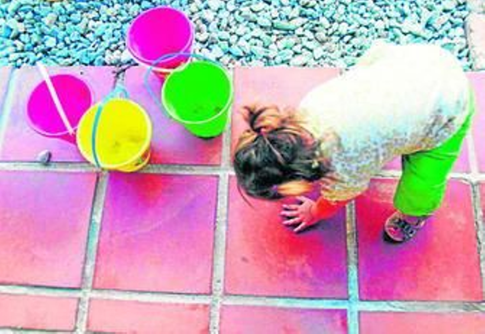 Una niña juega en el patio de una guardería en Granada.
