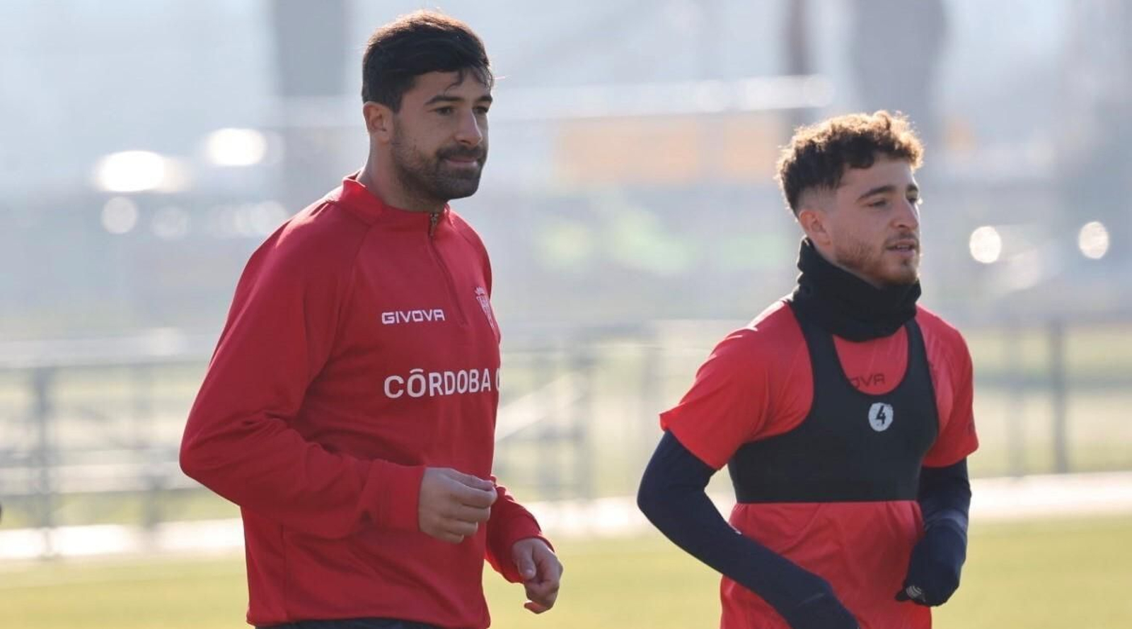 Alberto Jiménez (izquierda), junto a Armando Shashoua, en su primer entrenamiento con el Córdoba CF.