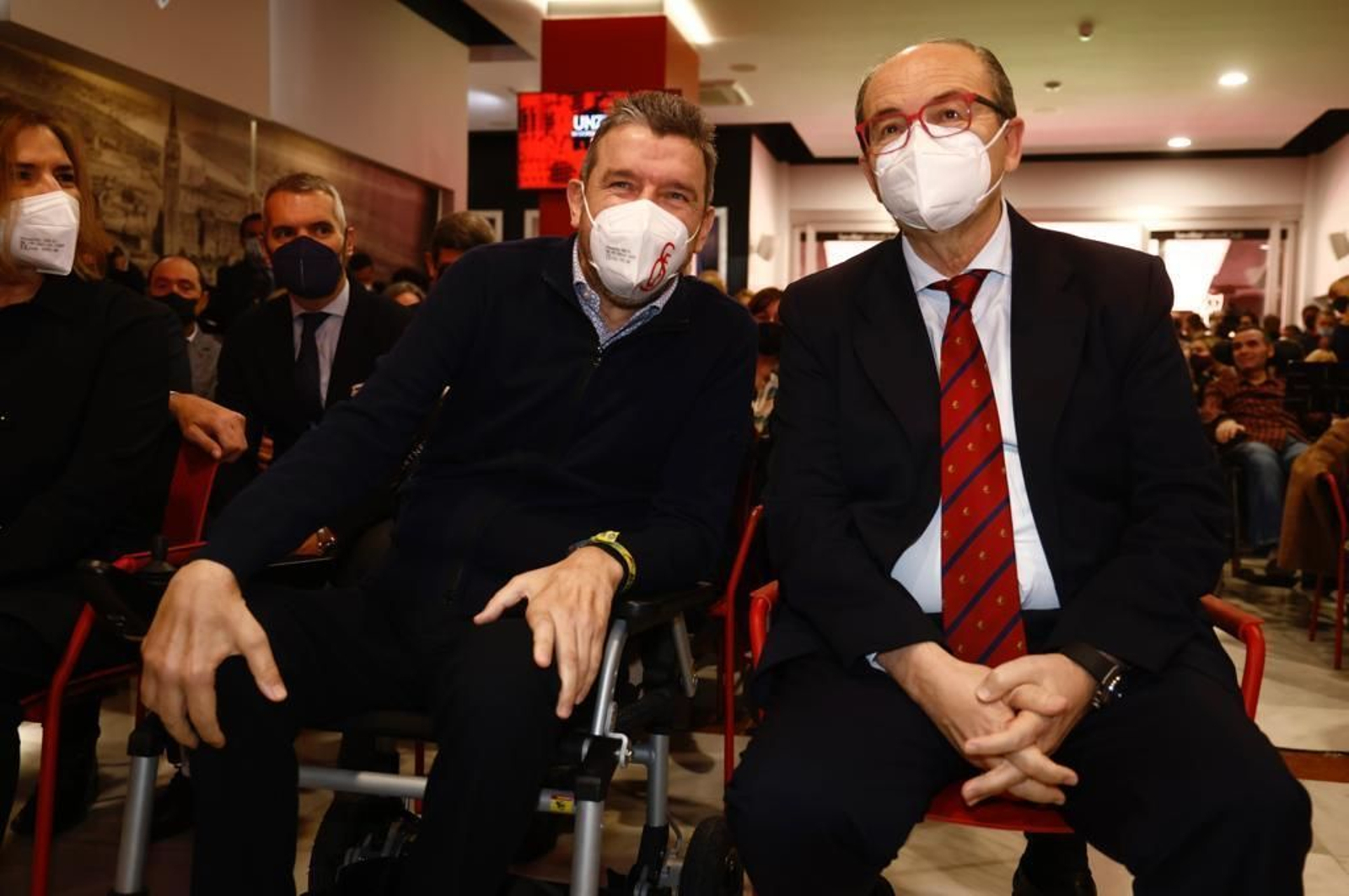 Juan Carlos Unzué sonríe junto a José Castro, al inicio del acto.