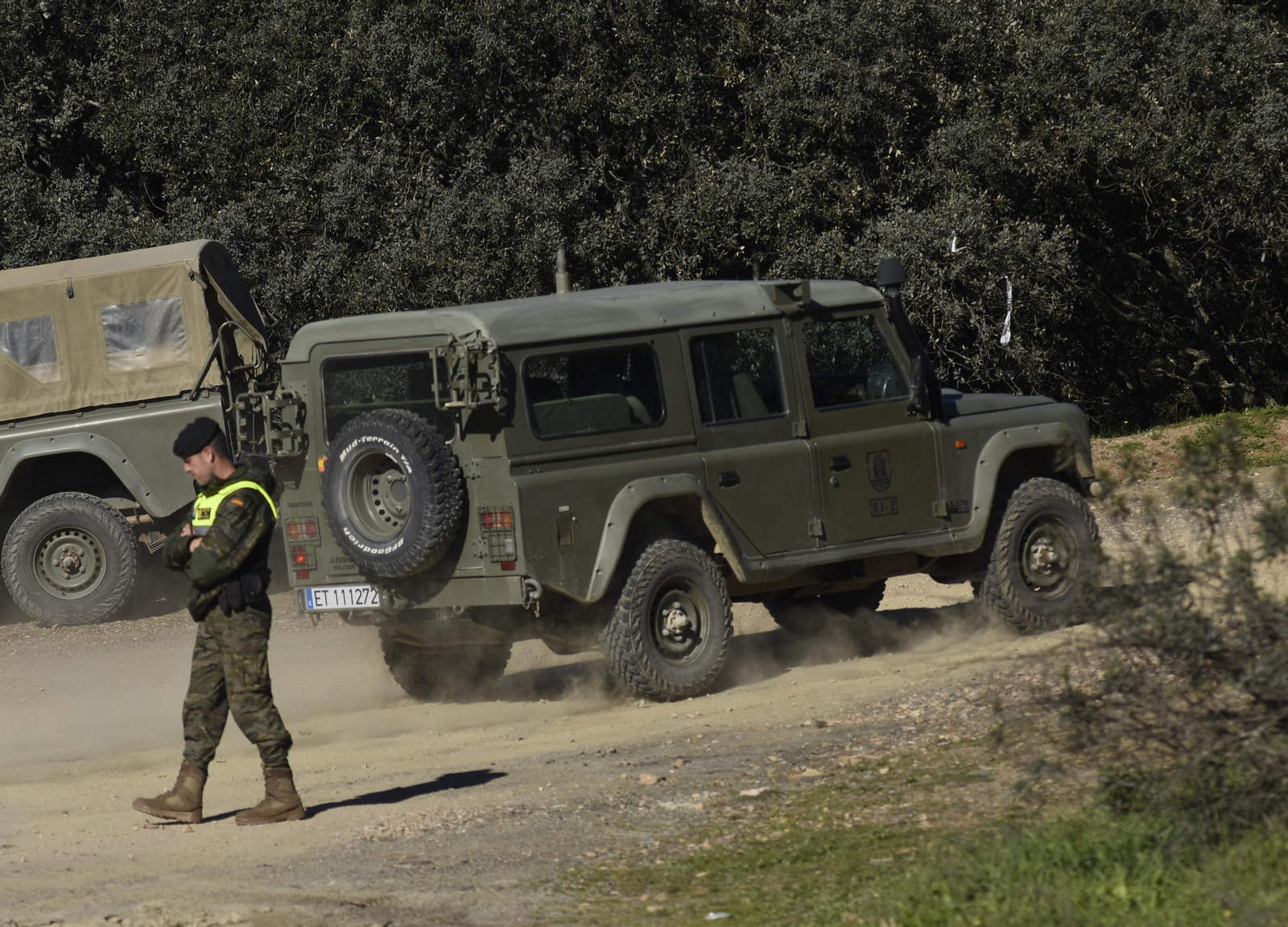 Movimiento de vehículos en la entrada de la base militar de Cerro Muriano. Movimiento de vehículos en la entrada de la base militar de Cerro Muriano.