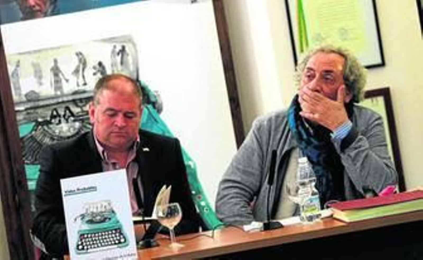 Imagen de José Chamizo durante la presentación del libro, junto con el alcalde de Los Barrios, Jorge Romero.