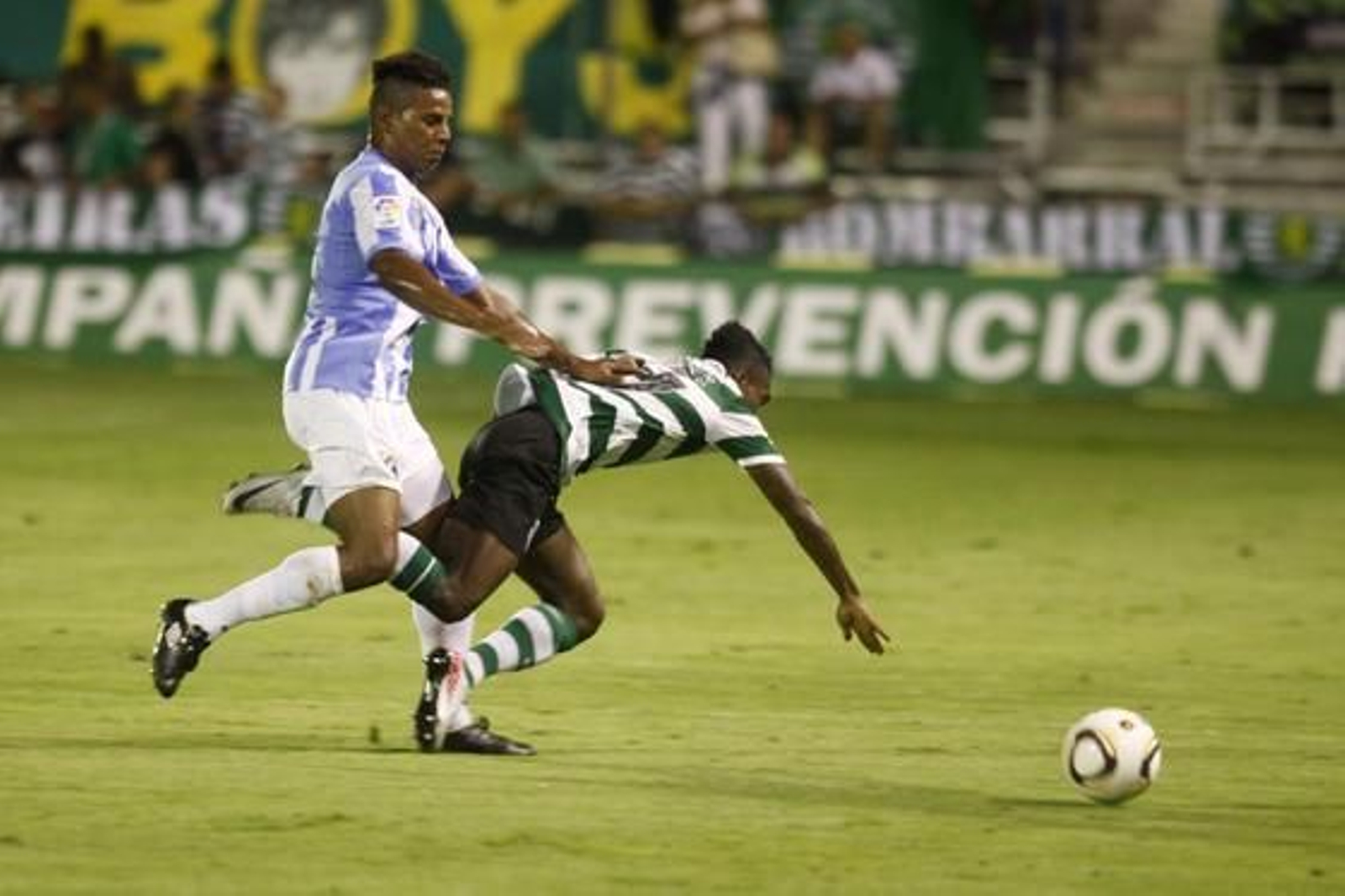 Eliseu, autor del pase del primer gol, traba a Yannick Djaló. 

Foto: Jesus Marin