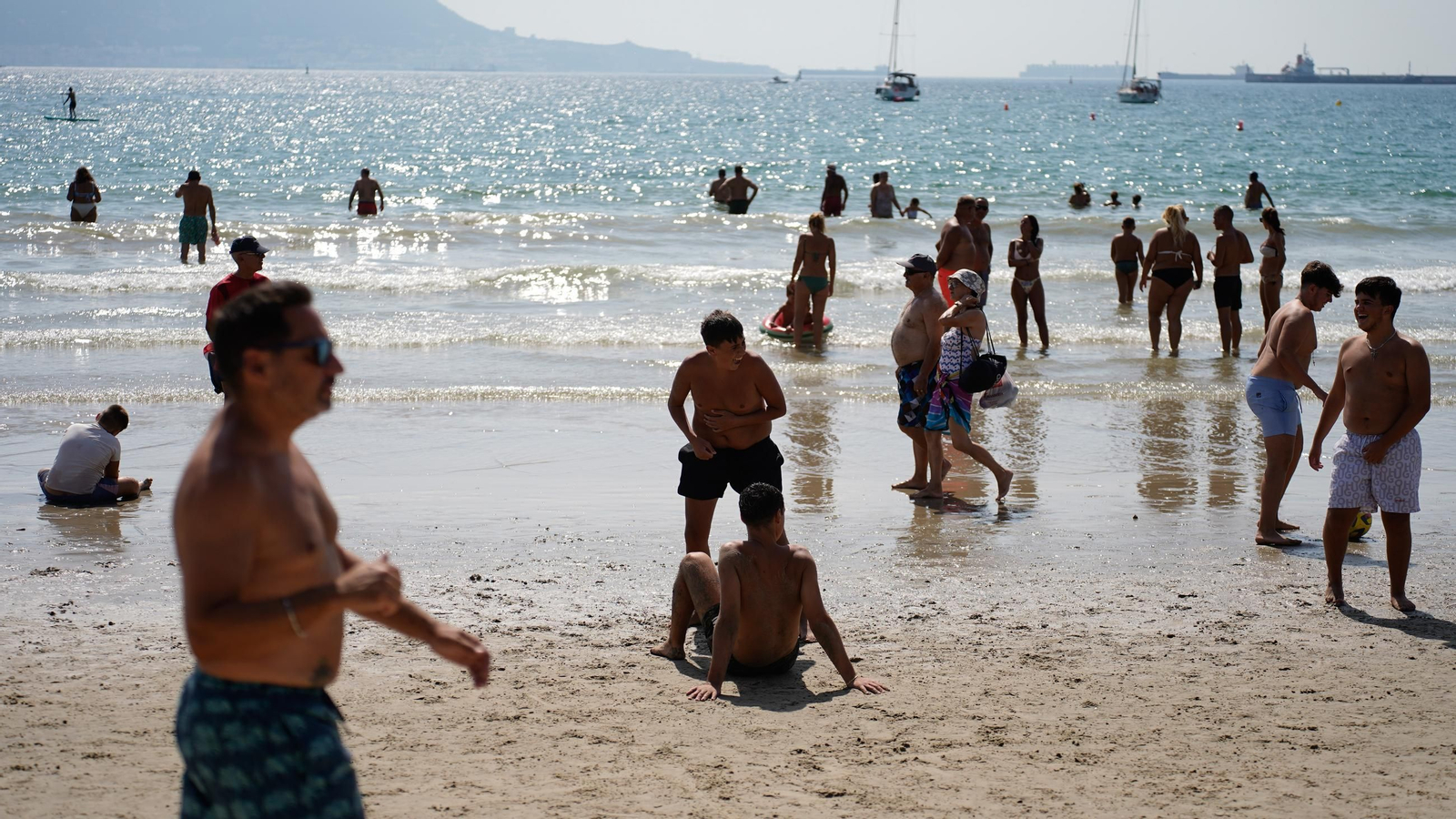 Fotos del ambiente en la playa de El Rinconcillo en la Romería Marítima de la Virgen de la Palma
