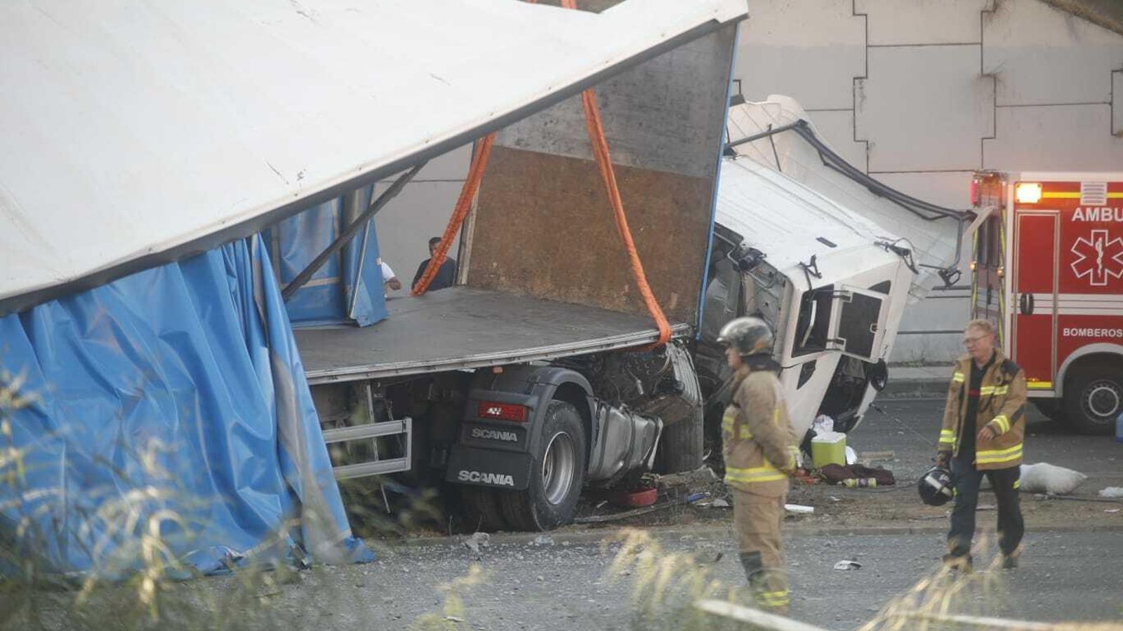 Los Bomberos custodian el camión accidentado.