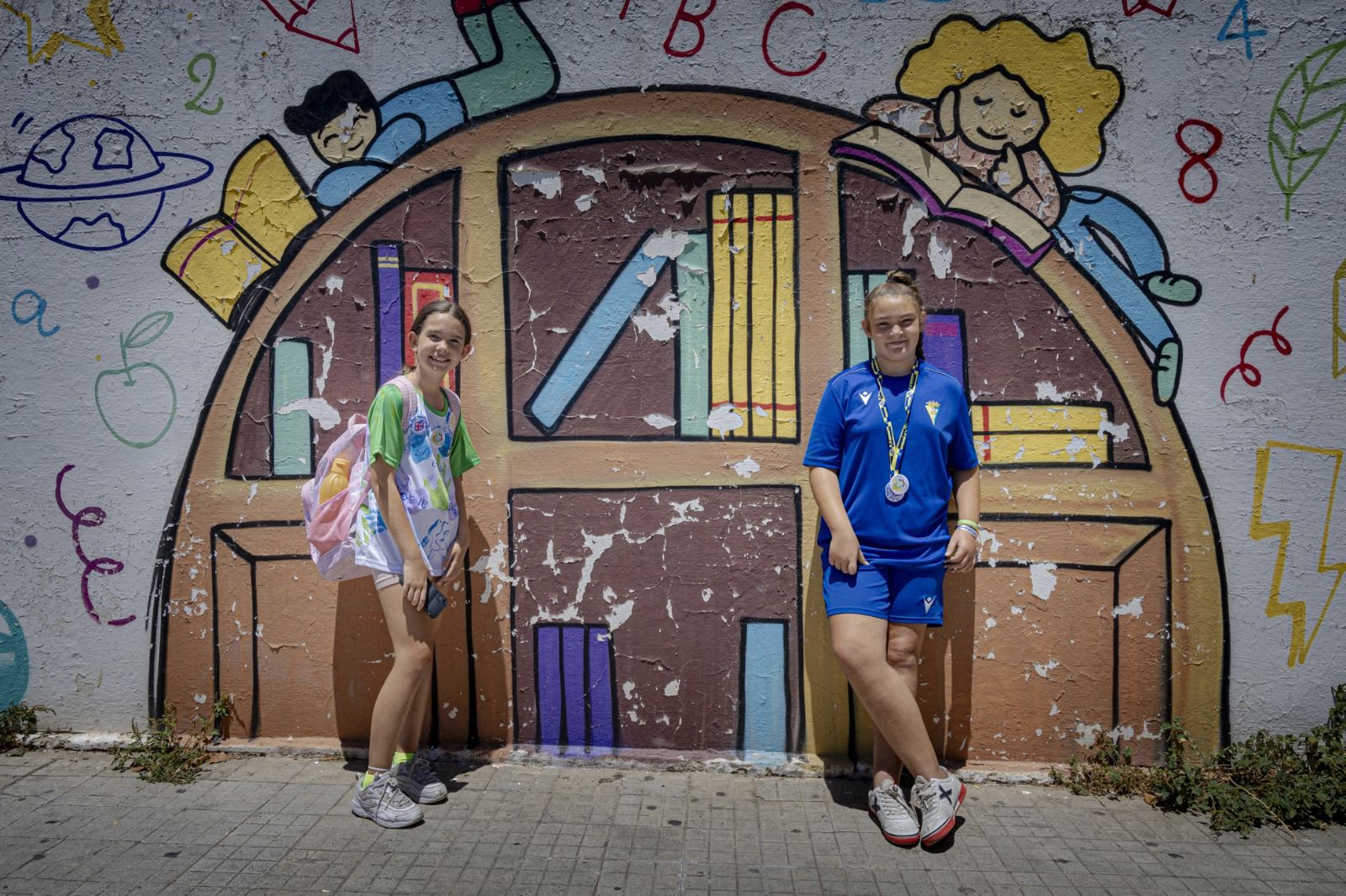 Dos alumnas del Adolfo de Castro, tras el cierre del colegio el pasado viernes
