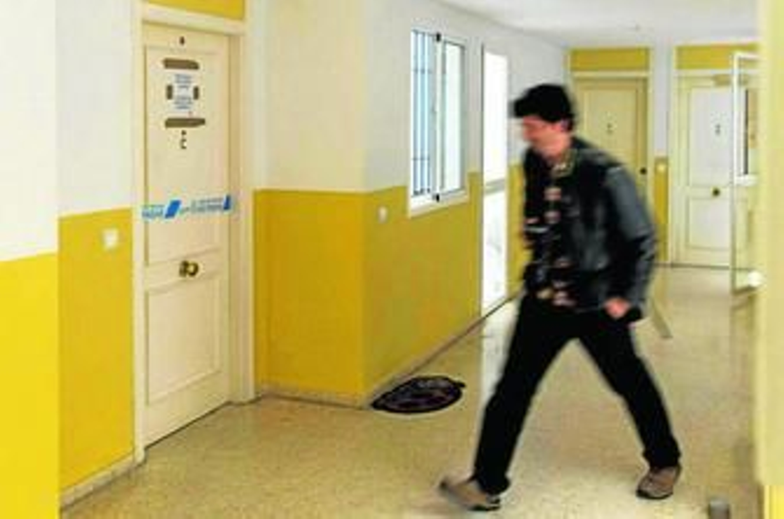 El piso de la familia fallecida, precintado por la Policía.