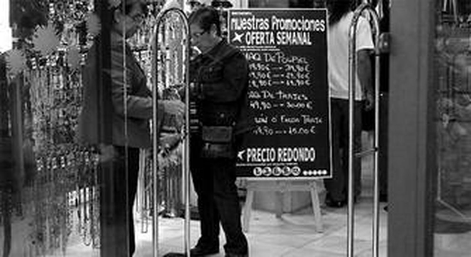 Cartel anunciador de ofertas en una tienda de ropa de la Plaza de la Constitución.