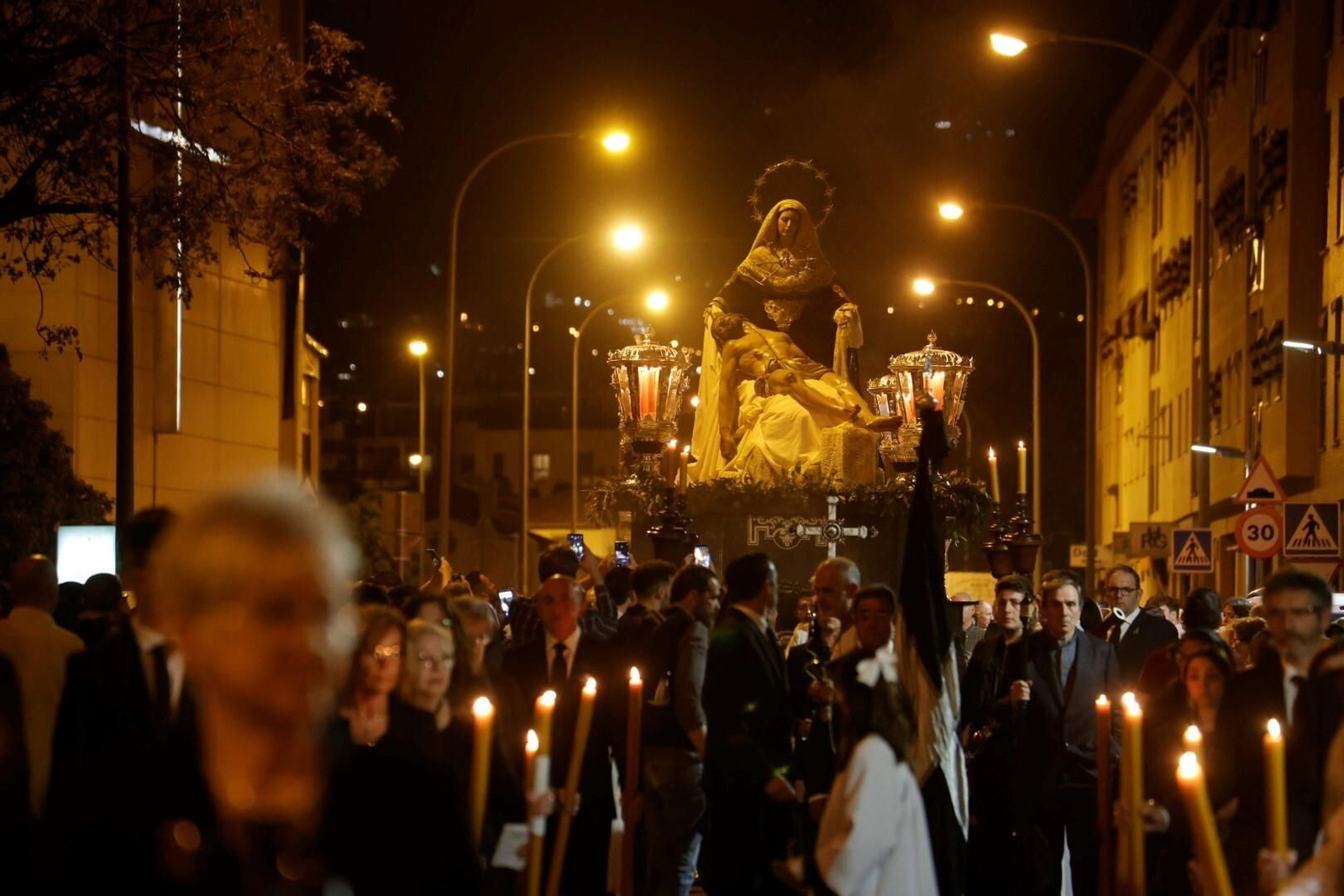 La procesión del Traslado al Sepulcro de Córdoba en este Sábado de Pasión, en imágenes