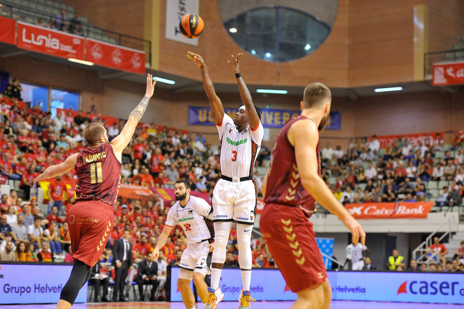 Thomas Bropleh lanza en el duelo de la primera vuelta en tierras murcianas.