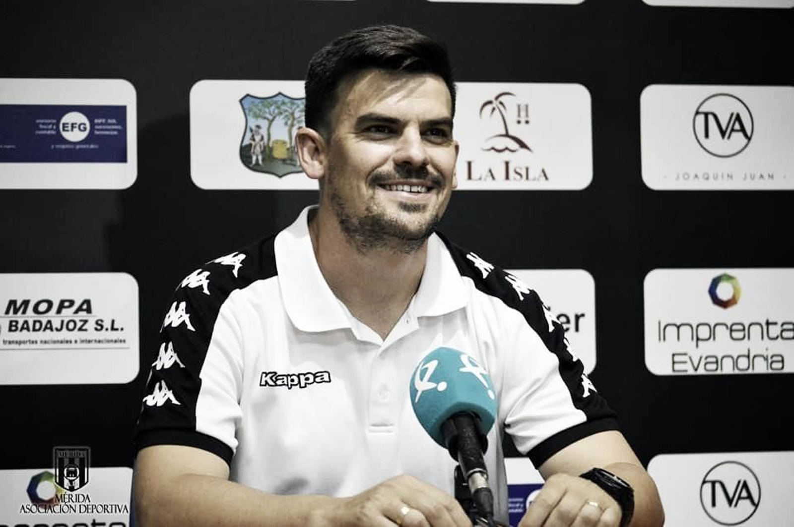 Santi Amaro, entrenador del Mérida, en rueda de prensa