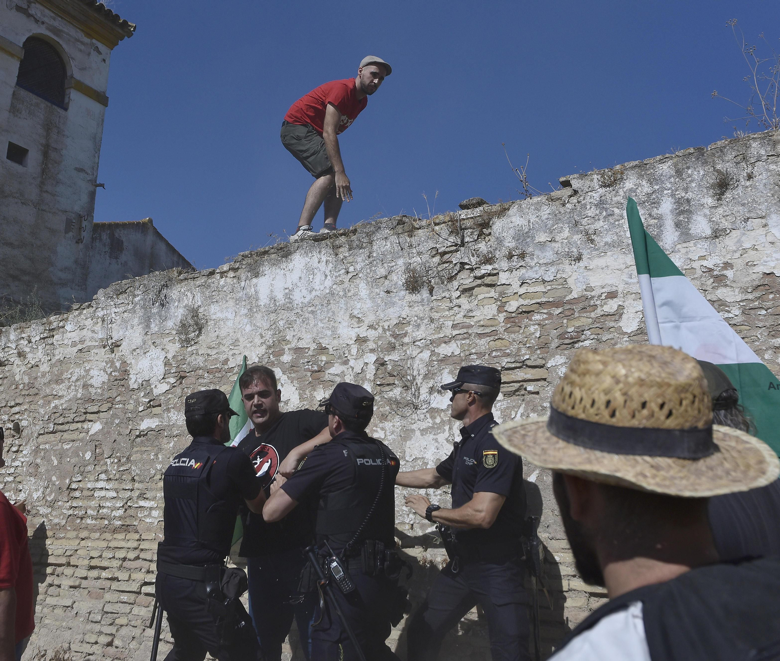 Concentración ante el cortijo Gambogaz, en Camas