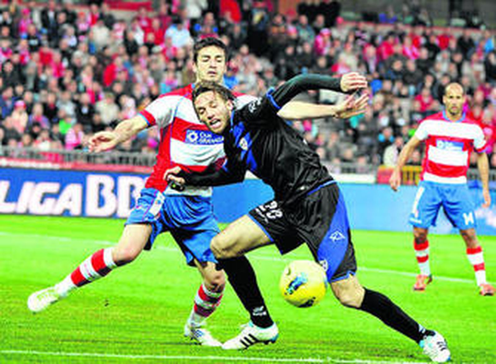 Michu intenta controlar ante Fran Rico.