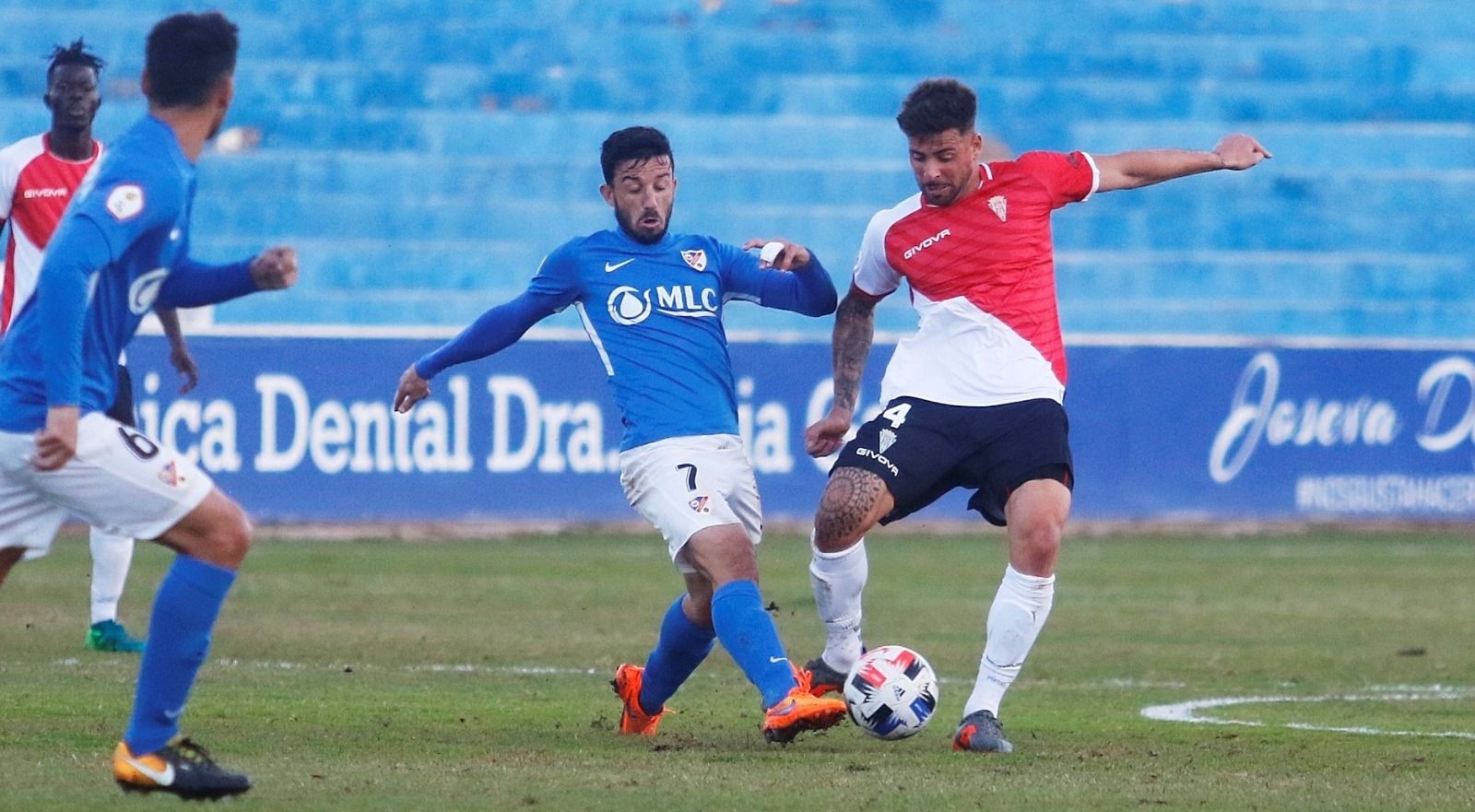 Hugo Díaz presiona a Xavi Molina en la última visita el Córdoba a Linarejos.