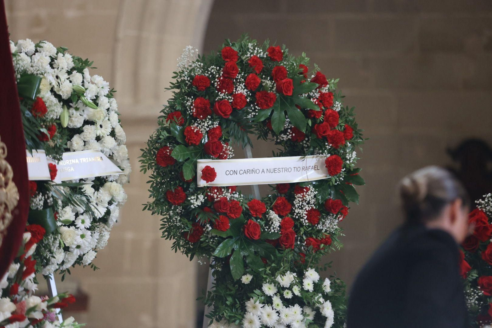 Así es la capilla ardiente de Rafael de Paula en Santiago: capote, montera y la bandera gitana