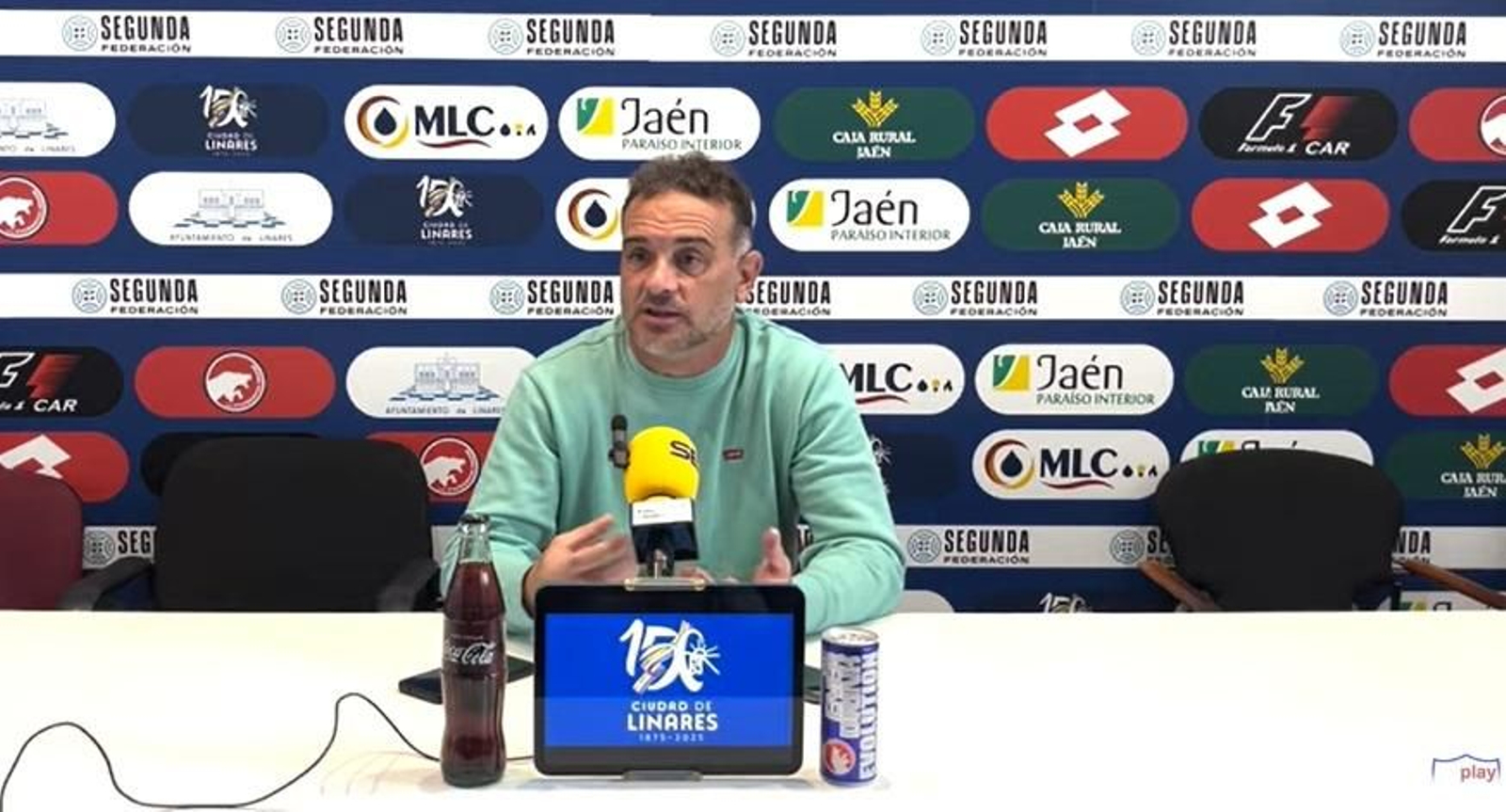 Pedro Díaz atiende a los medios de comunicación en la sala de prensa.