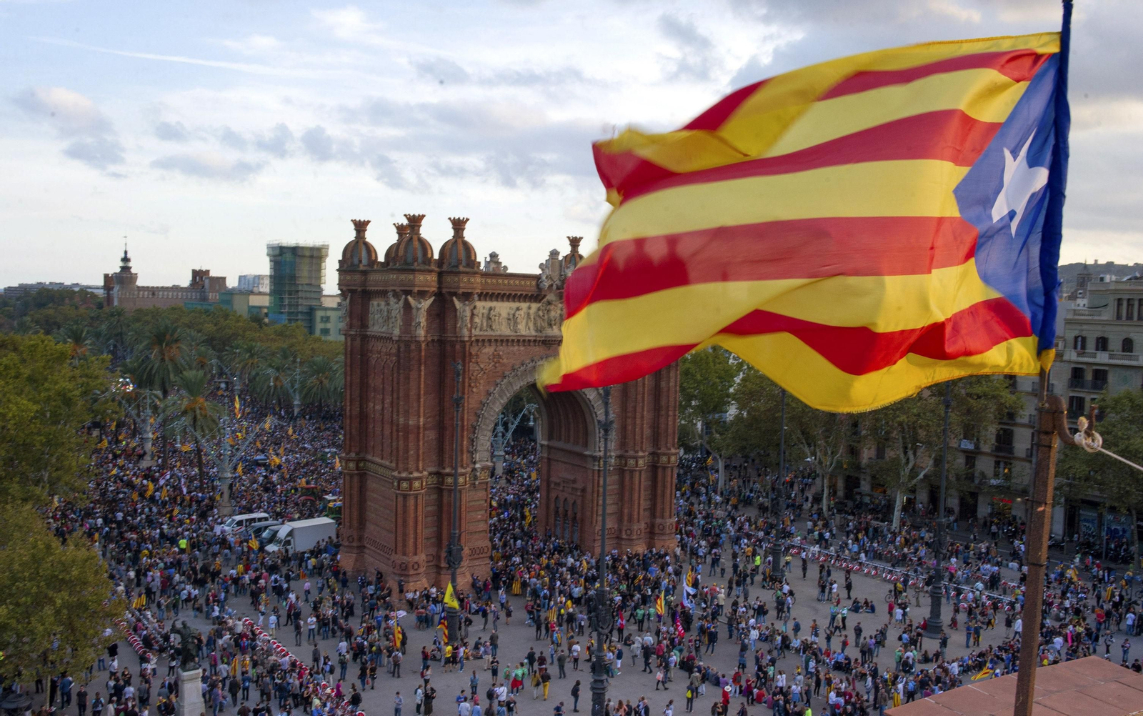 La declaración de la independencia catalana "en suspenso", en imágenes