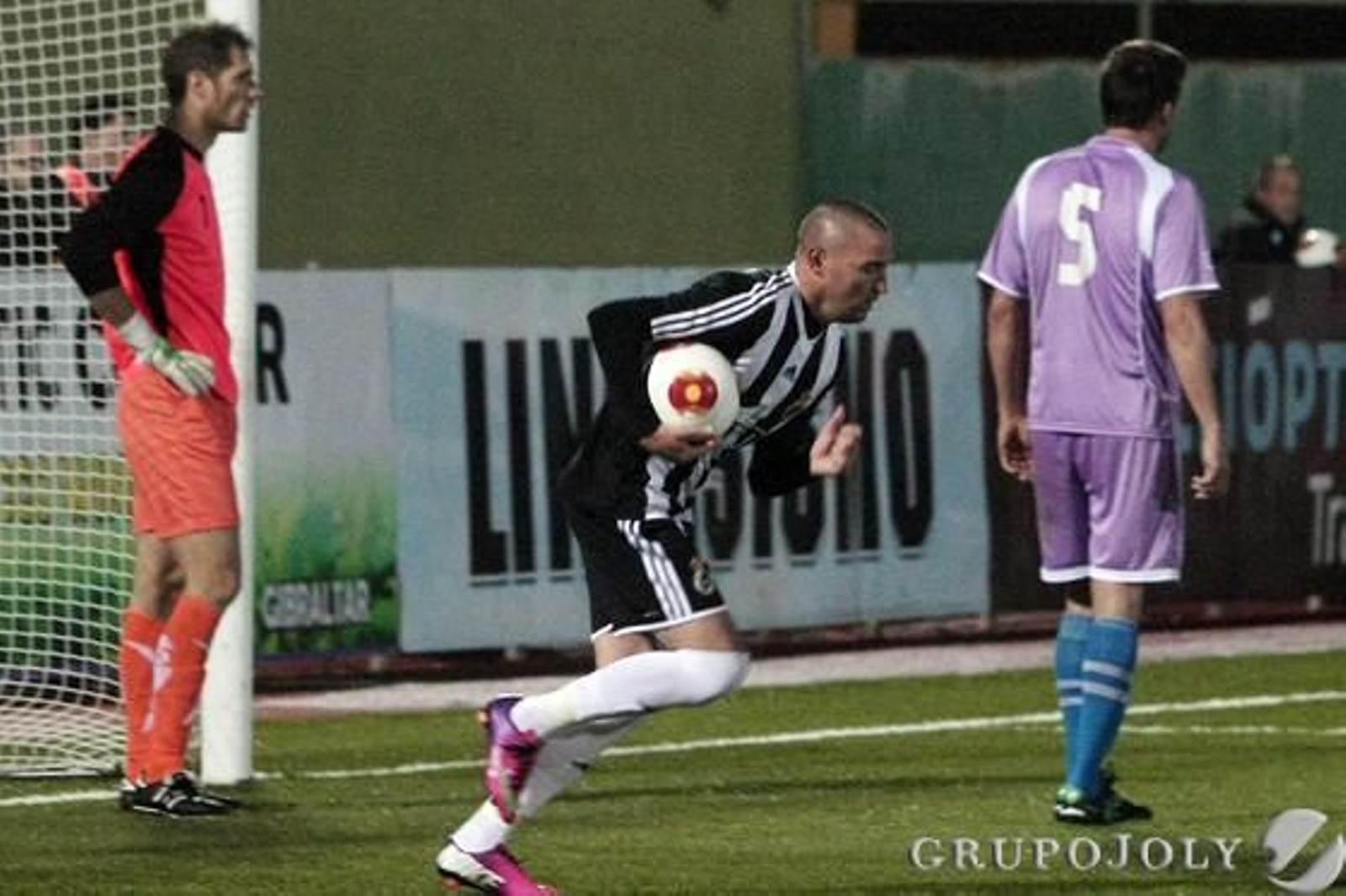 La Balona tropieza en el Municipal (1-2) y deja pasar una oportunidad de cazar al cuarto

Foto: Paco Guerrero