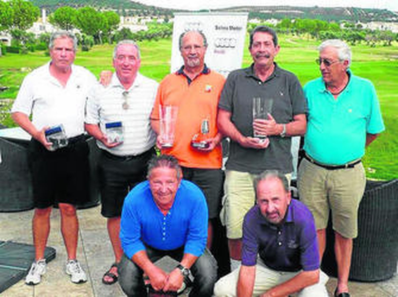 Los ganadores en el Arcos Gardens, con sus trofeos.