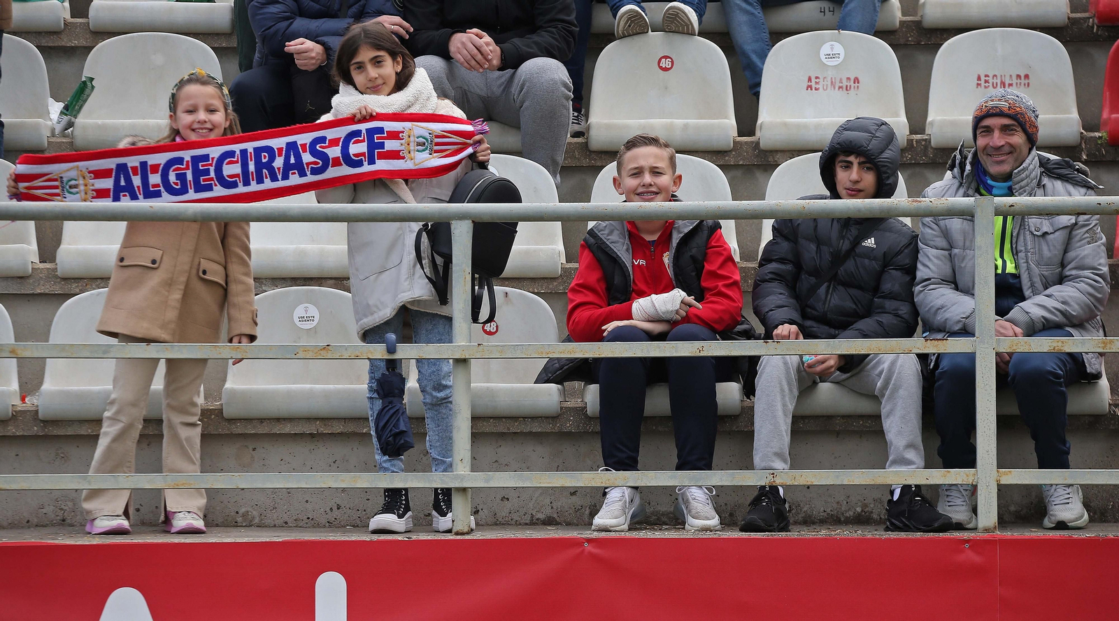 Fotos de la afición durante el Algeciras - Badajoz en el Nuevo Mirador