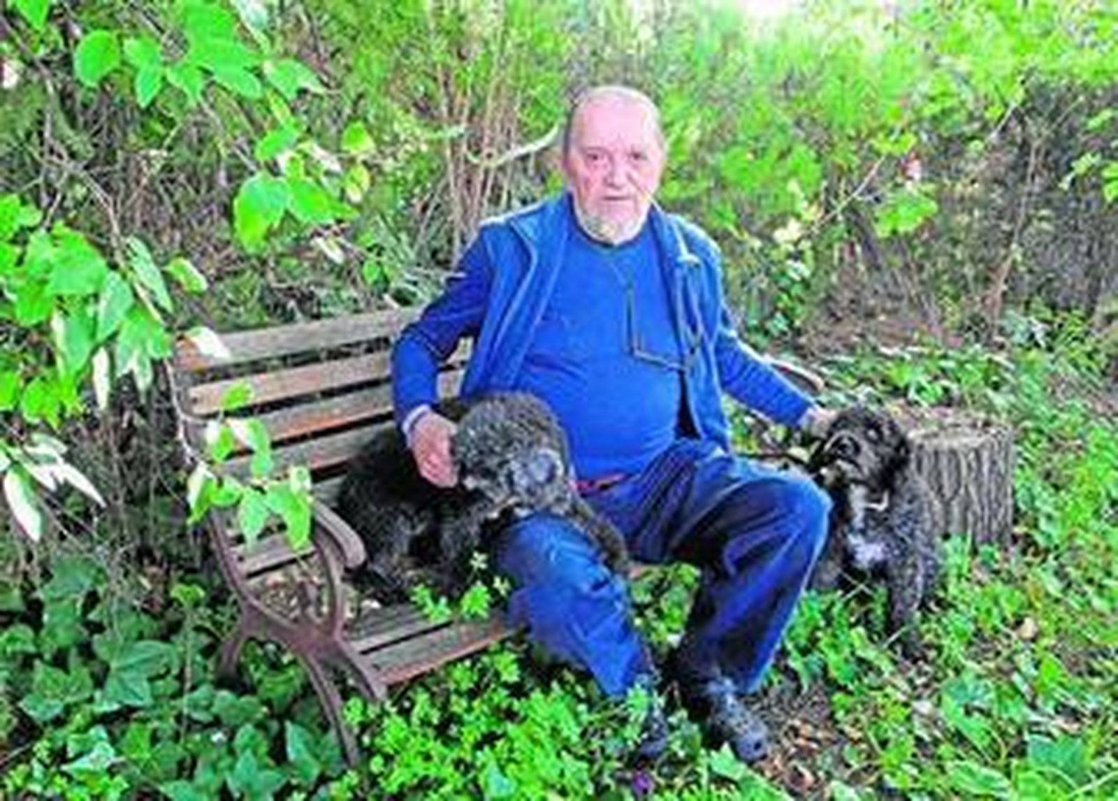 Antonio Camoyán, con sus inseparables perras, en su casa del Aljarafe.